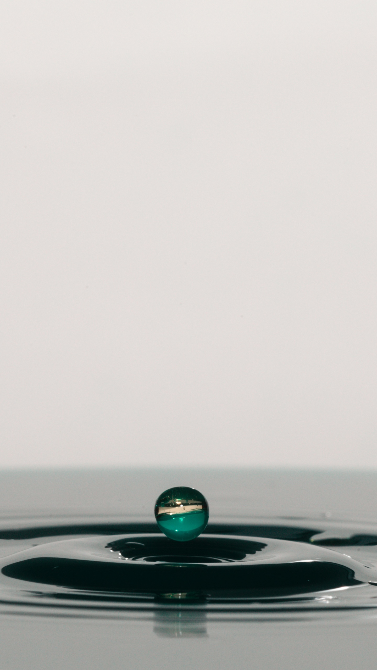 Обои вода, жидкий, падение, зеленый, гидроресурсы в разрешении 1440x2560