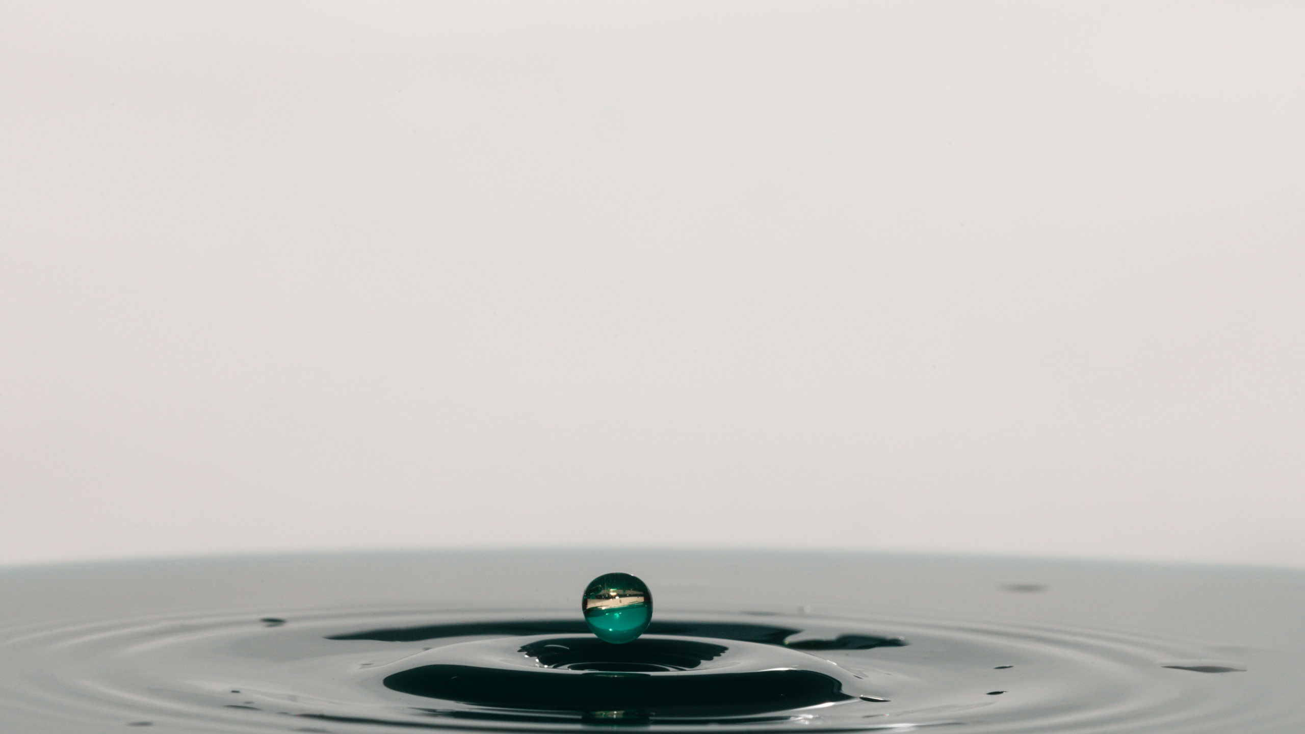 Обои вода, жидкий, падение, зеленый, гидроресурсы в разрешении 2560x1440