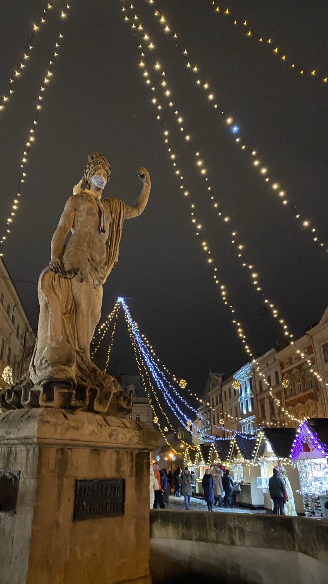 Обои ориентир, осветительная арматура, уличный фонарь, Рождественские огни, Рождественский день в разрешении 1080x1920