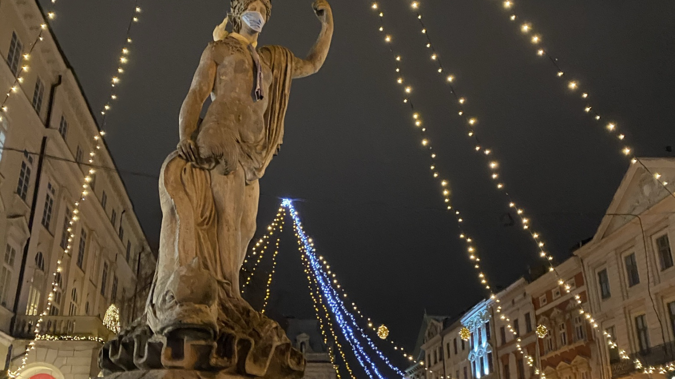 Обои ориентир, осветительная арматура, уличный фонарь, Рождественские огни, Рождественский день в разрешении 1366x768