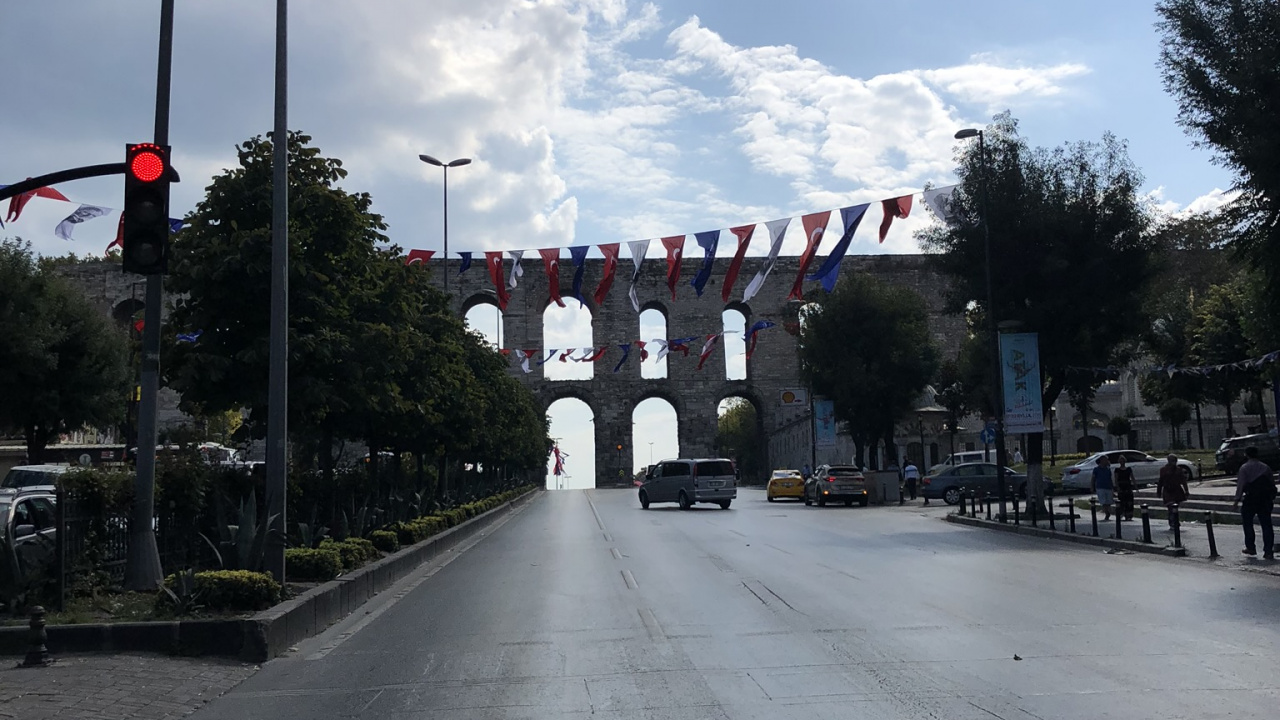 Обои светофор, освещение, дорога, инфраструктура, дорожное покрытие в разрешении 1280x720