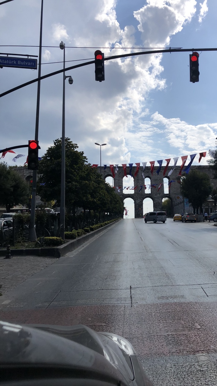 Обои светофор, освещение, дорога, инфраструктура, дорожное покрытие в разрешении 720x1280