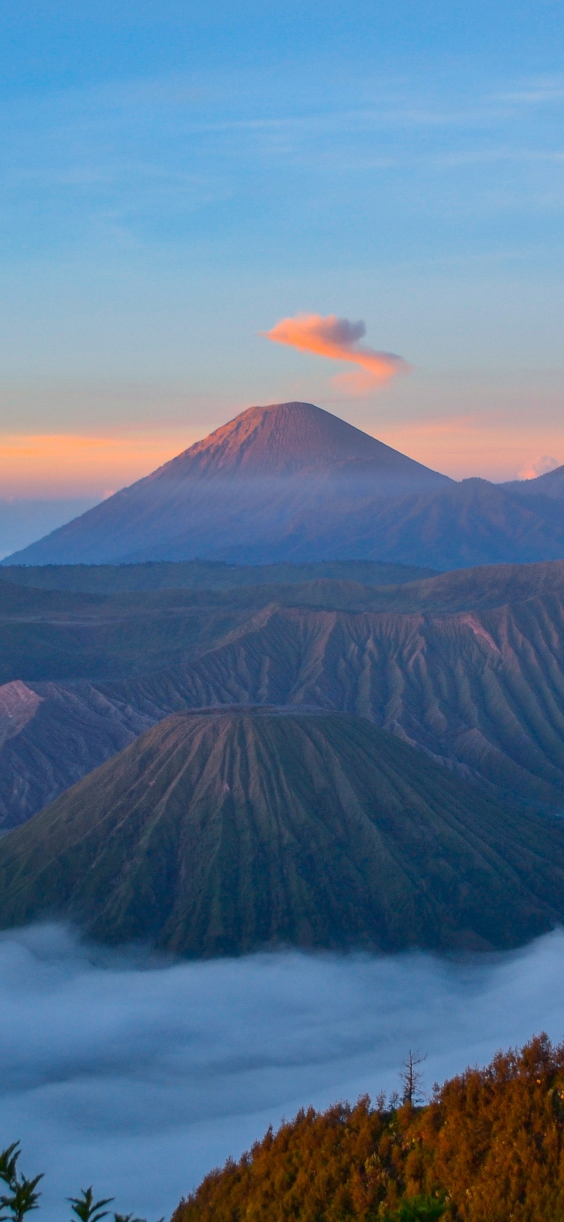 Обои Гора Бромо, Семеру, вулкан, гора, стратовулкан в разрешении 1125x2436