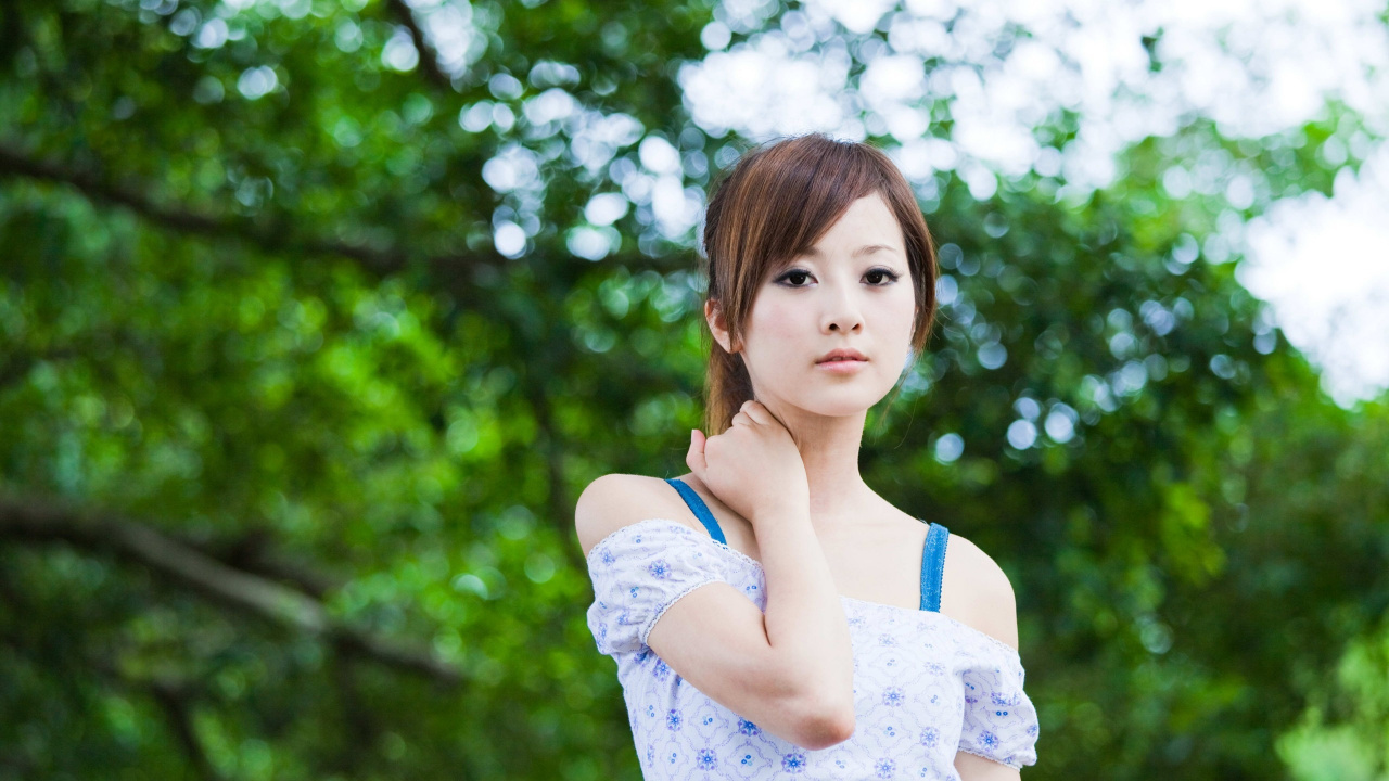 Обои кожа, красота, трава, прическа, улыбка в разрешении 1280x720