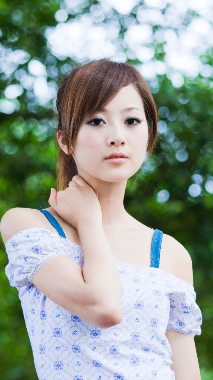 Обои кожа, красота, трава, прическа, улыбка в разрешении 720x1280