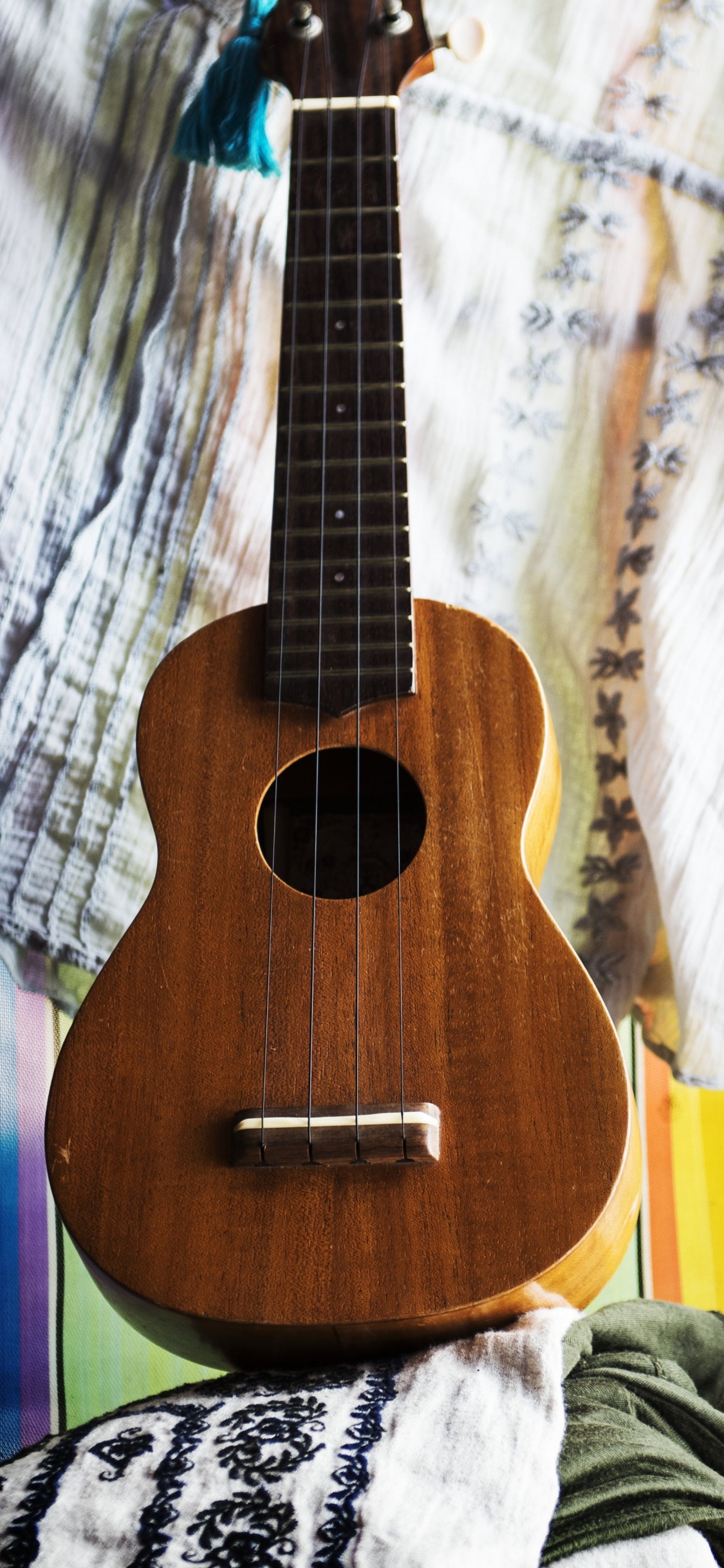 Обои гитара, гавайская гитара, струнный инструмент, музыкальный инструмент, щипковые струнные инструменты в разрешении 1125x2436