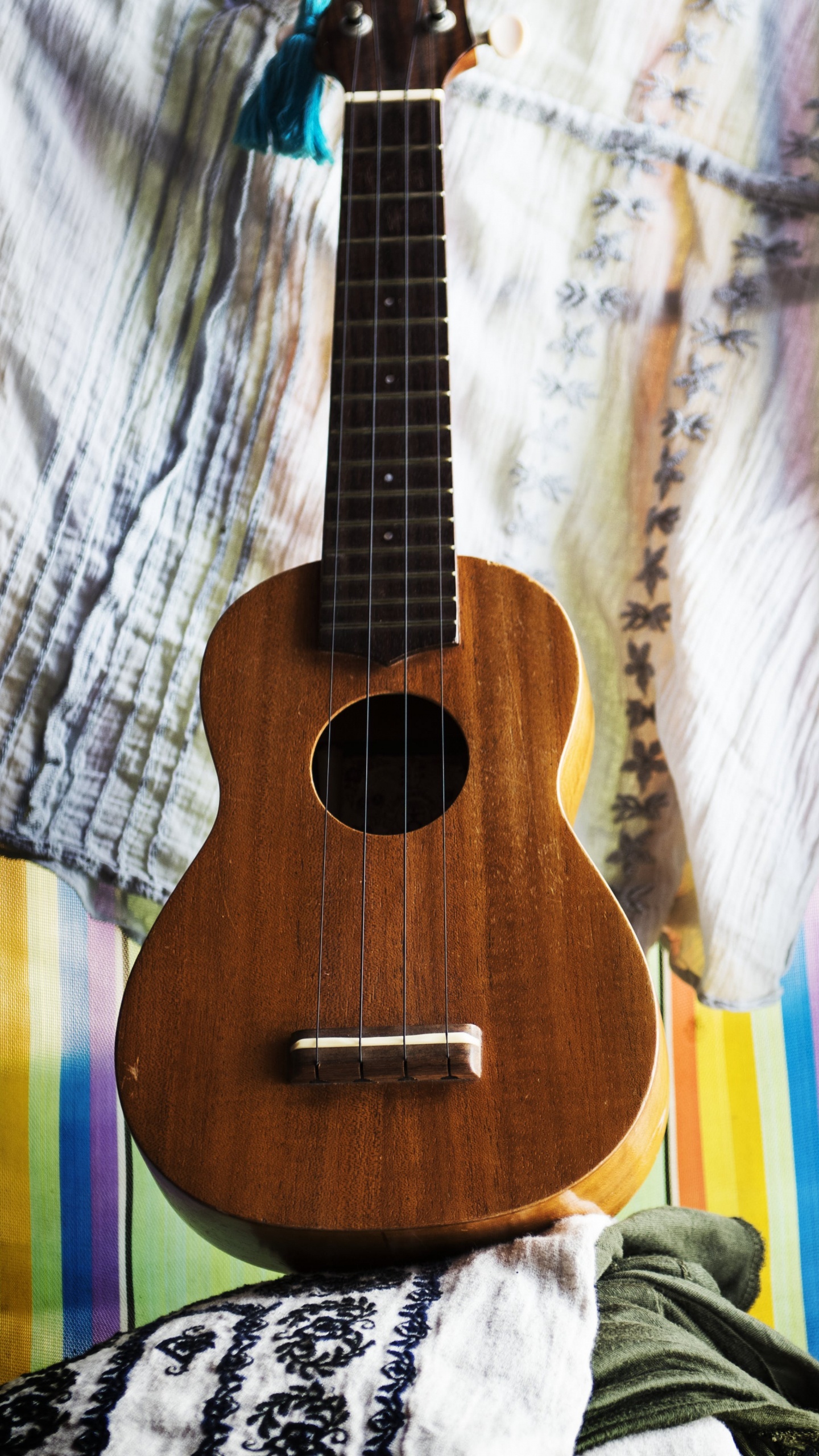 Обои гитара, гавайская гитара, струнный инструмент, музыкальный инструмент, щипковые струнные инструменты в разрешении 1440x2560