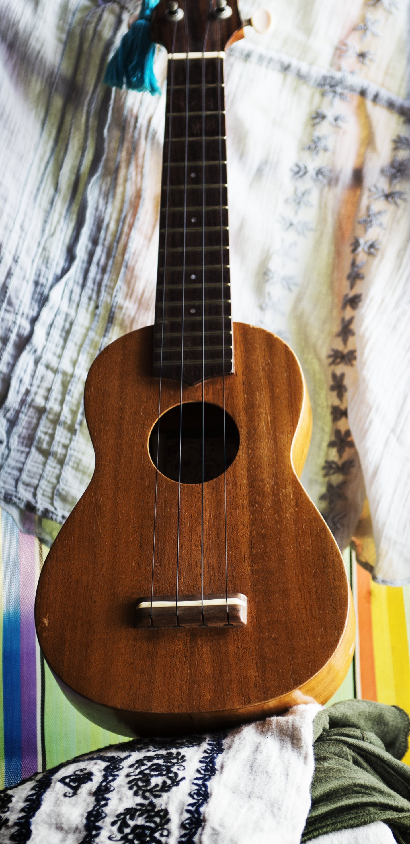 Обои гитара, гавайская гитара, струнный инструмент, музыкальный инструмент, щипковые струнные инструменты в разрешении 1440x2960