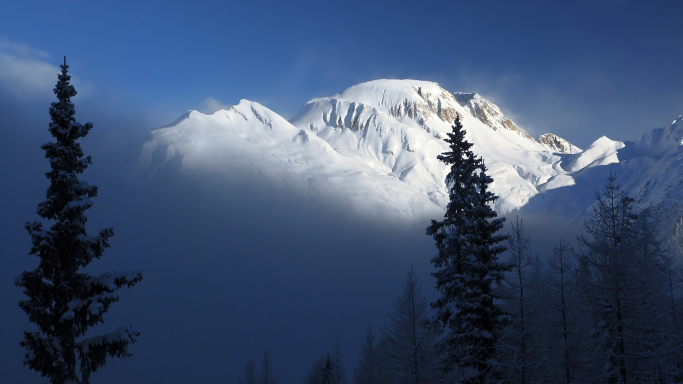 Обои горный рельеф, гора, горный хребет, дерево, дикая местность в разрешении 1366x768