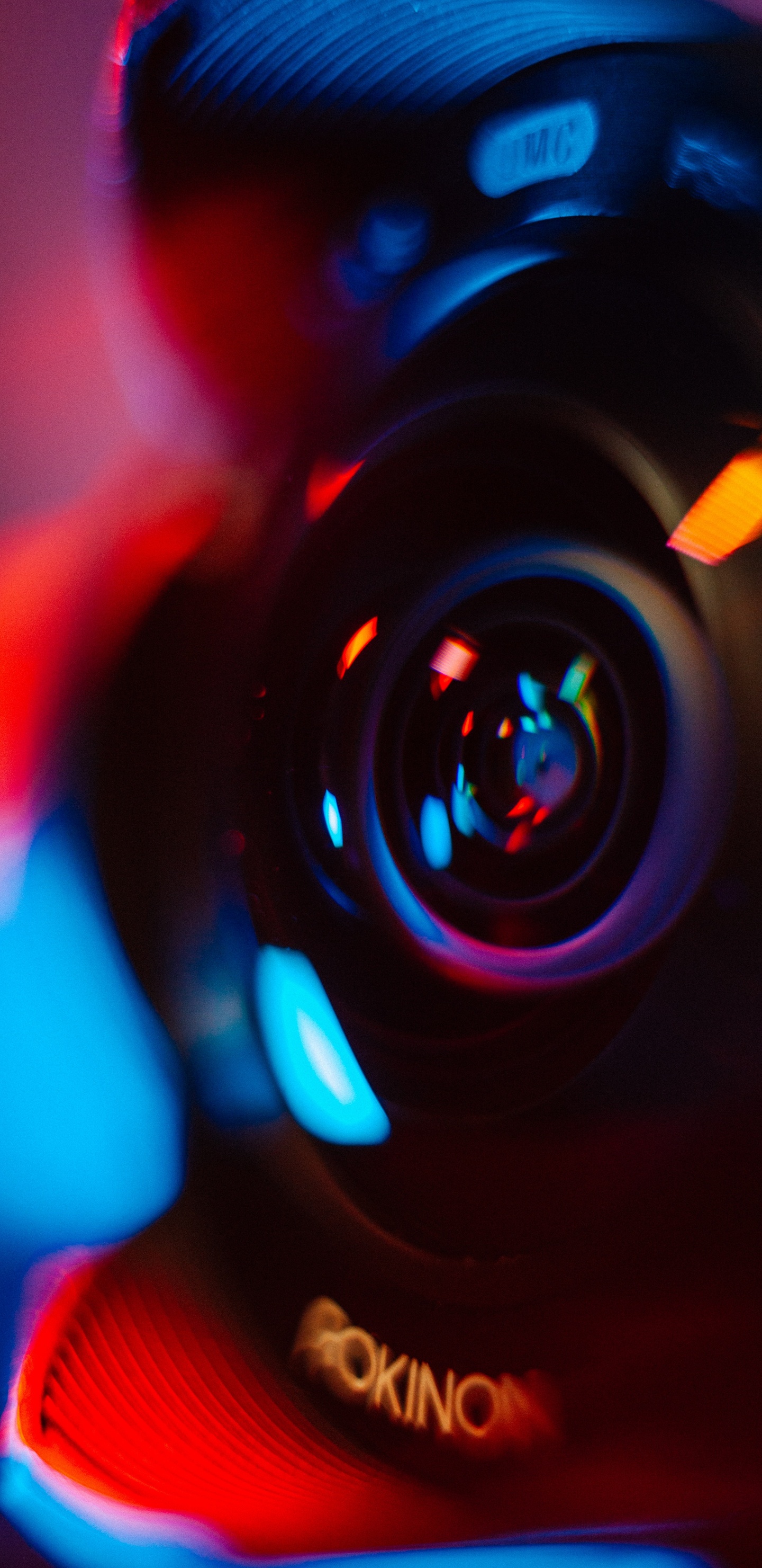 Обои объектив камеры, камера, объектив, синий, свет в разрешении 1440x2960