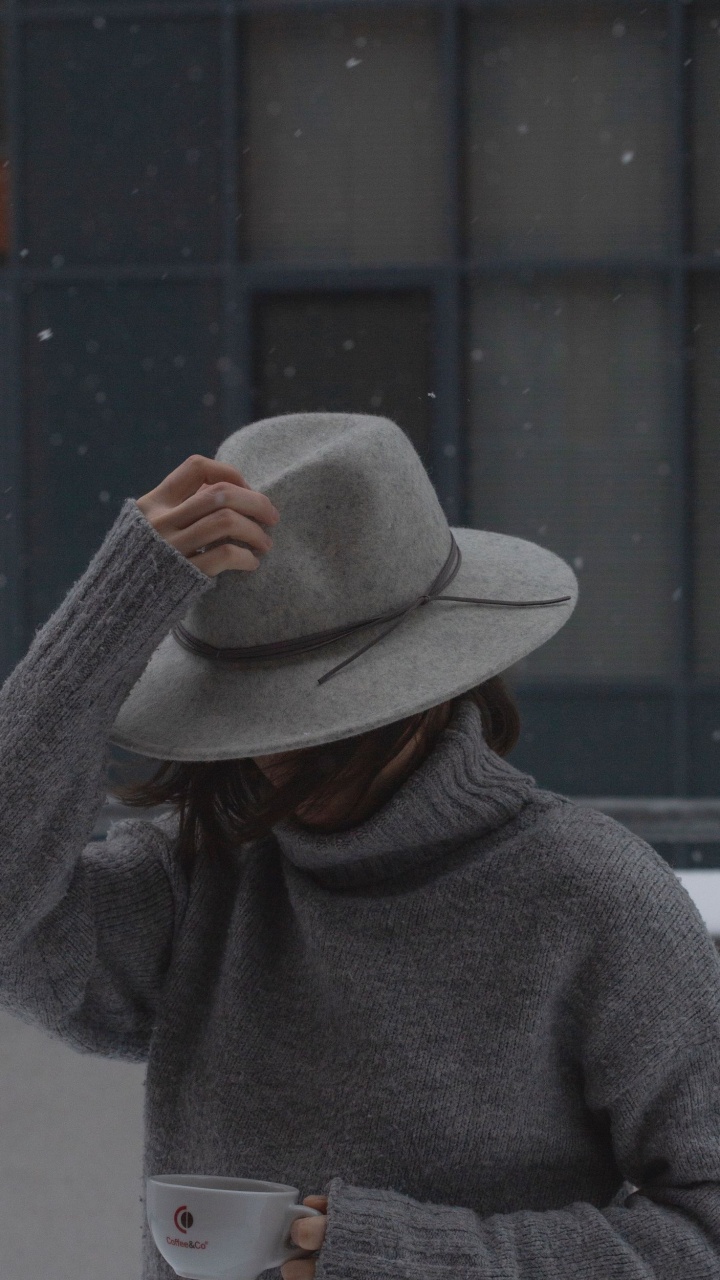 Обои шляпа, шапка, солнце шляпа, фетровая, рукав в разрешении 720x1280