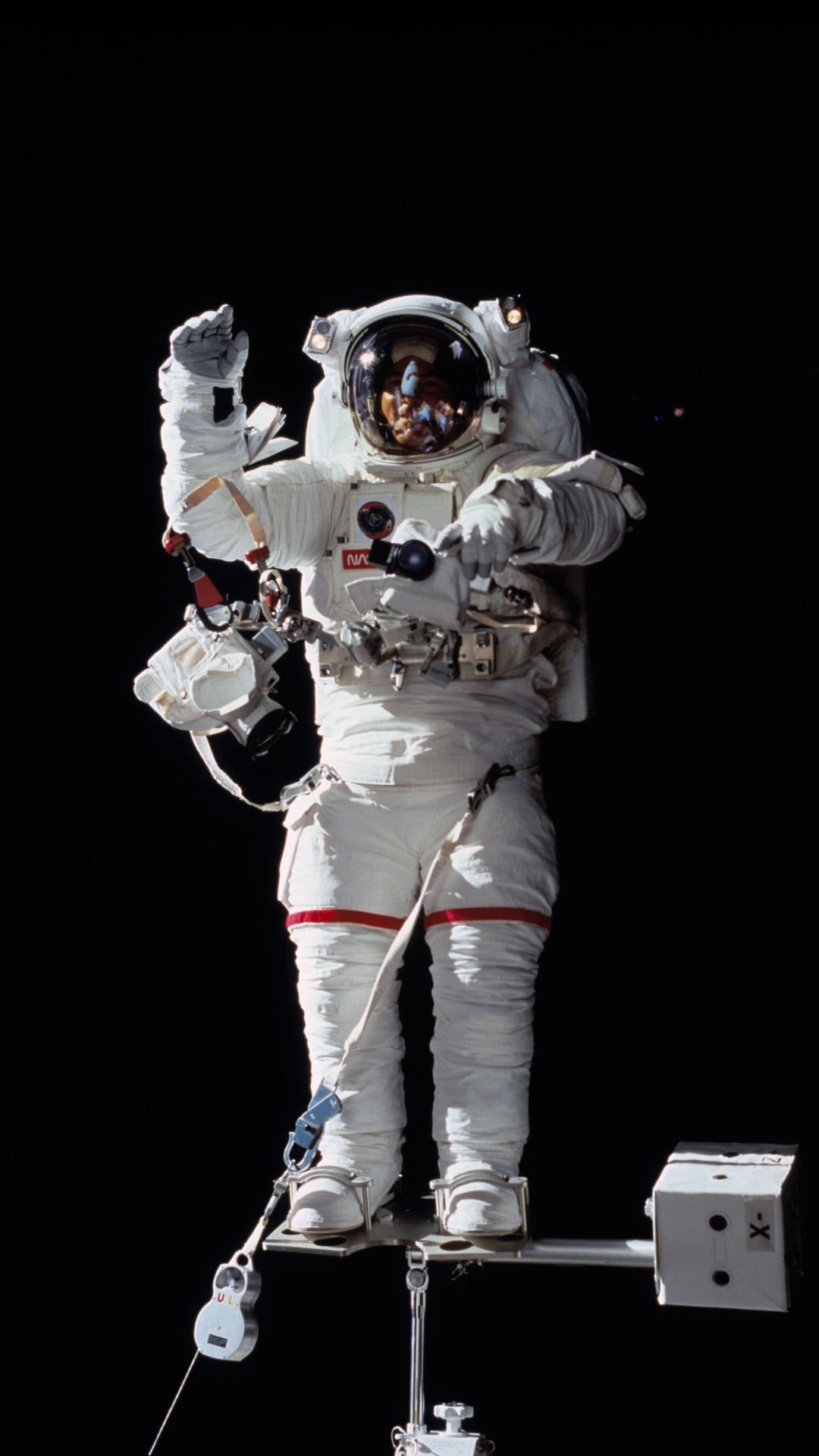 Обои Международная космическая станция, астронавт, внекорабельная деятельность, НАСА, космос в разрешении 1080x1920