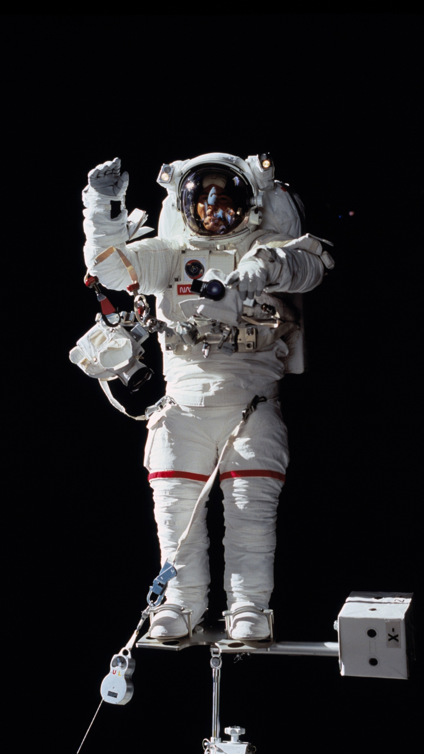 Обои Международная космическая станция, астронавт, внекорабельная деятельность, НАСА, космос в разрешении 1440x2560