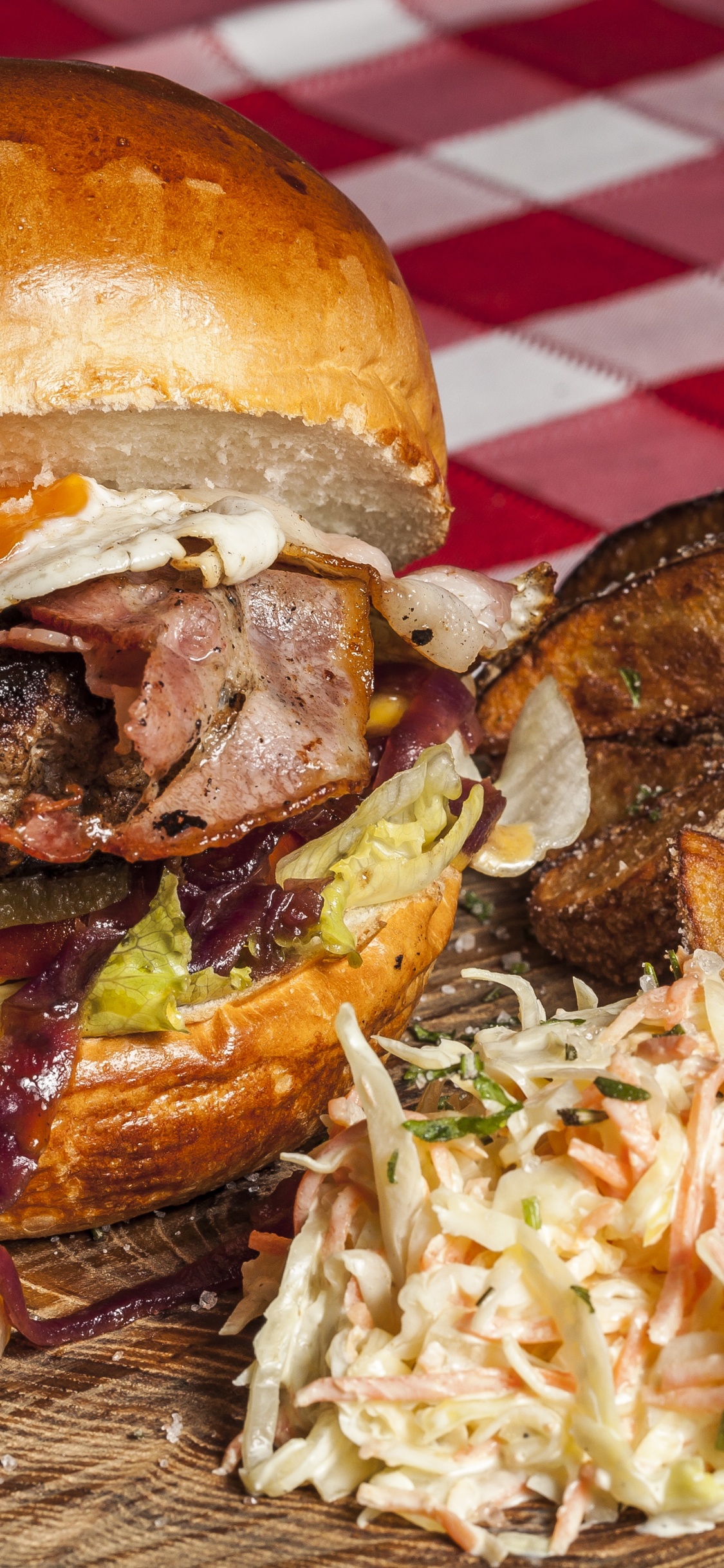 Обои гамбургер, Американской кухни, картофель фри, Чизбургер, говядина в разрешении 1125x2436