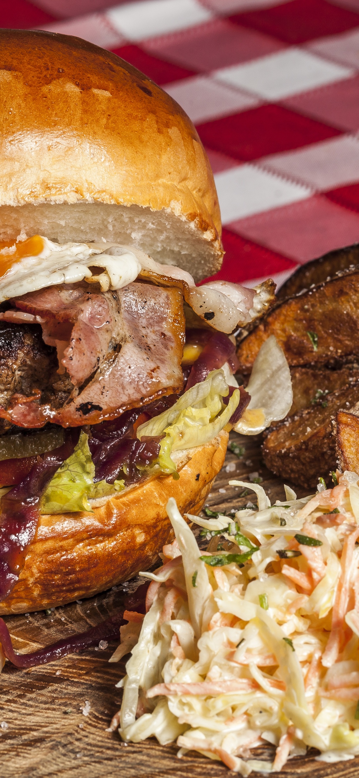 Обои гамбургер, Американской кухни, картофель фри, Чизбургер, говядина в разрешении 1242x2688