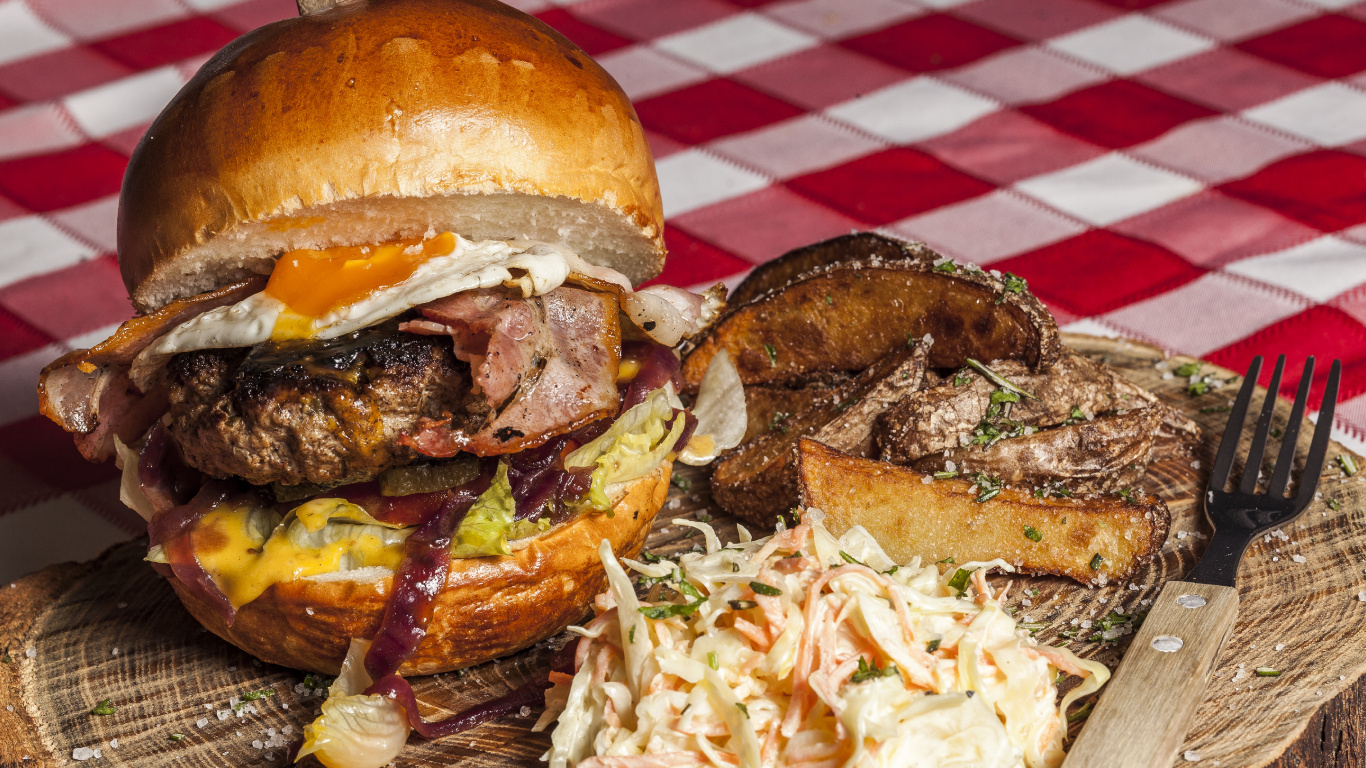 Обои гамбургер, Американской кухни, картофель фри, Чизбургер, говядина в разрешении 1366x768