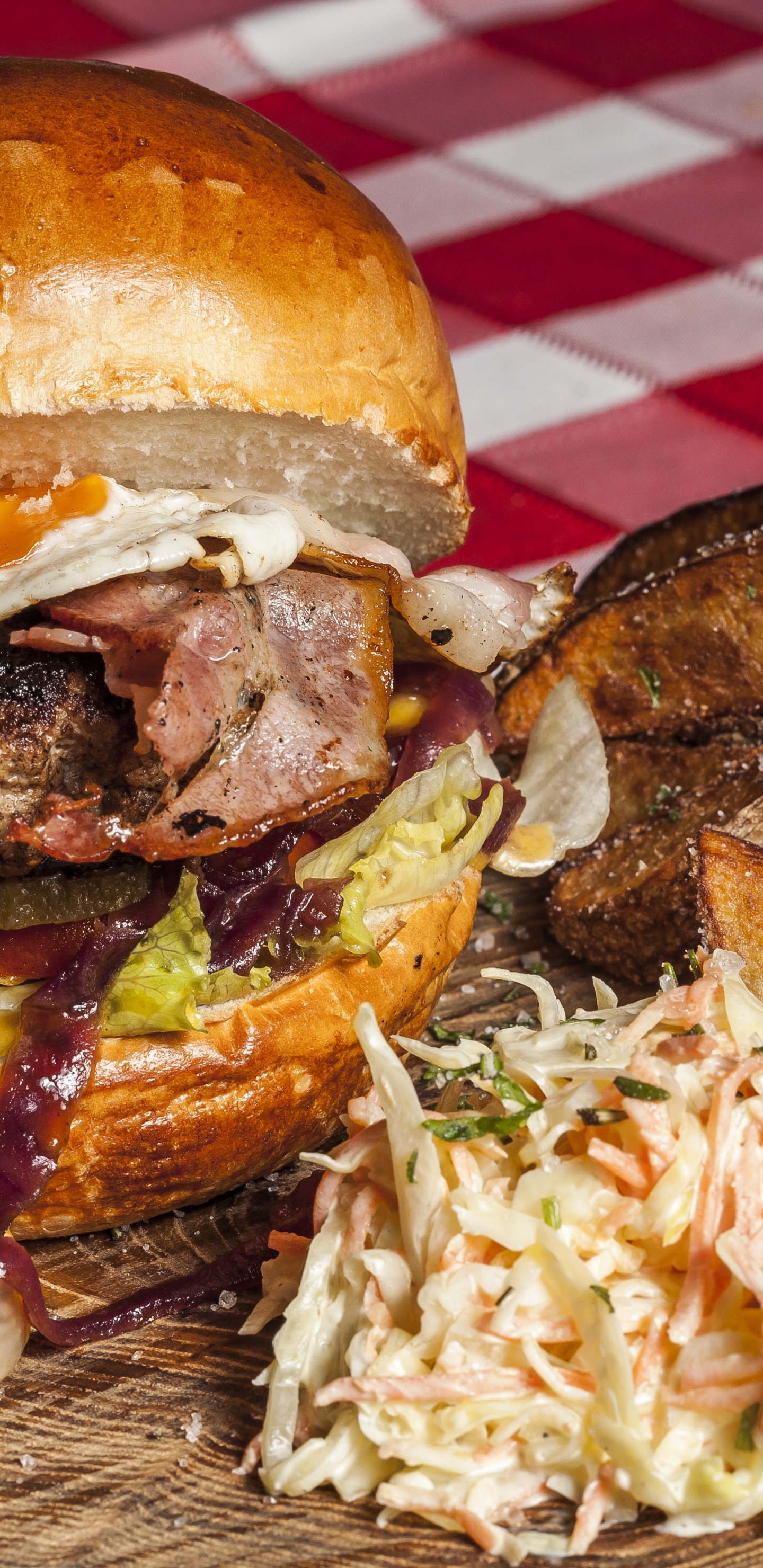 Обои гамбургер, Американской кухни, картофель фри, Чизбургер, говядина в разрешении 1440x2960