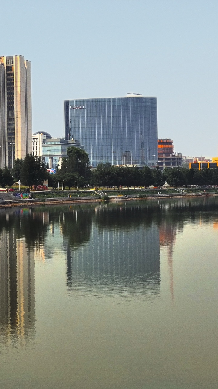 Обои городской пейзаж, водоем, Урал, вода, отражение в разрешении 720x1280