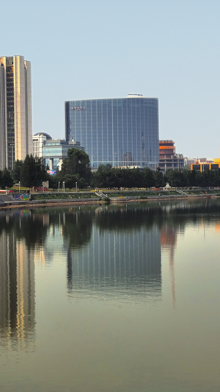 Обои городской пейзаж, водоем, Урал, вода, отражение в разрешении 750x1334