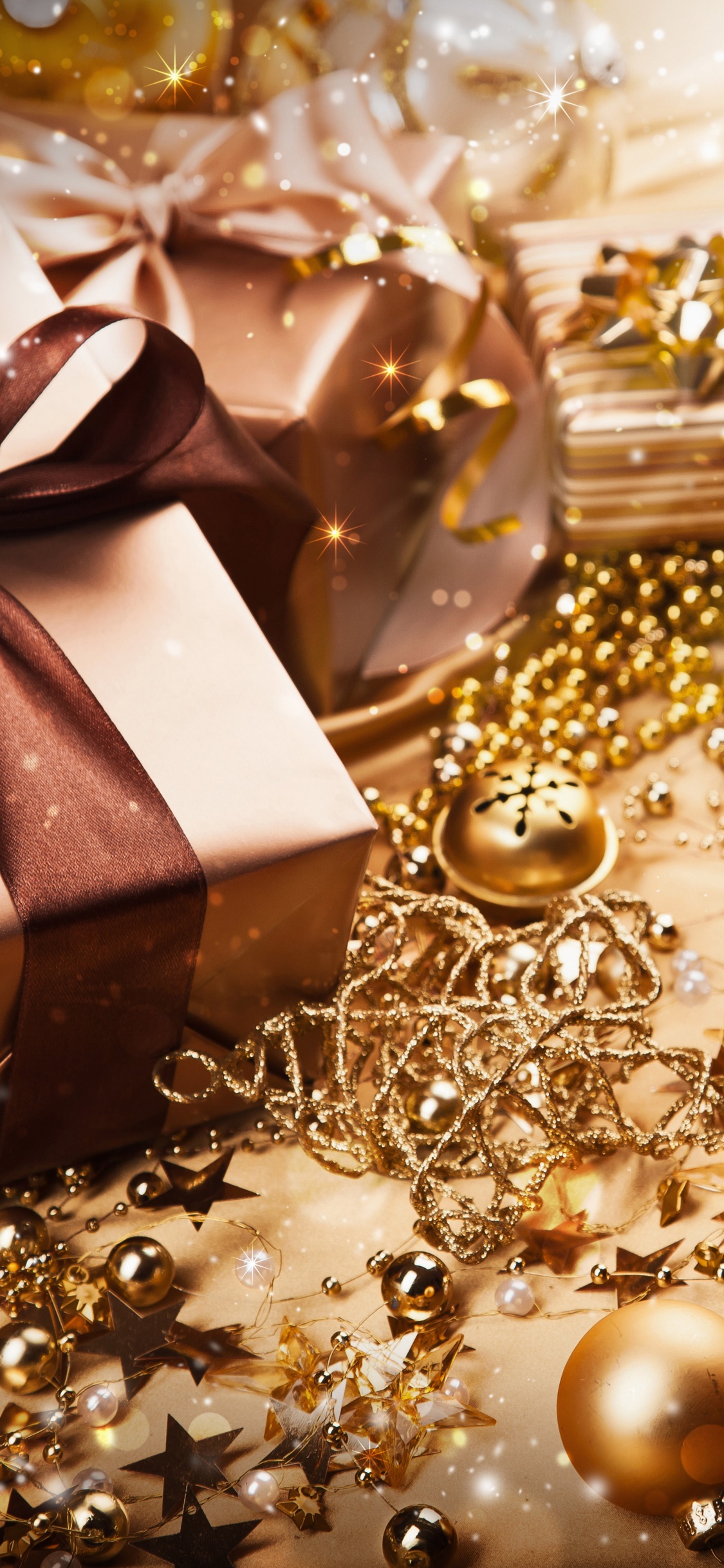 Обои модный аксессуар, золото, свадебные сувениры, ожерелье, одежда в разрешении 1125x2436