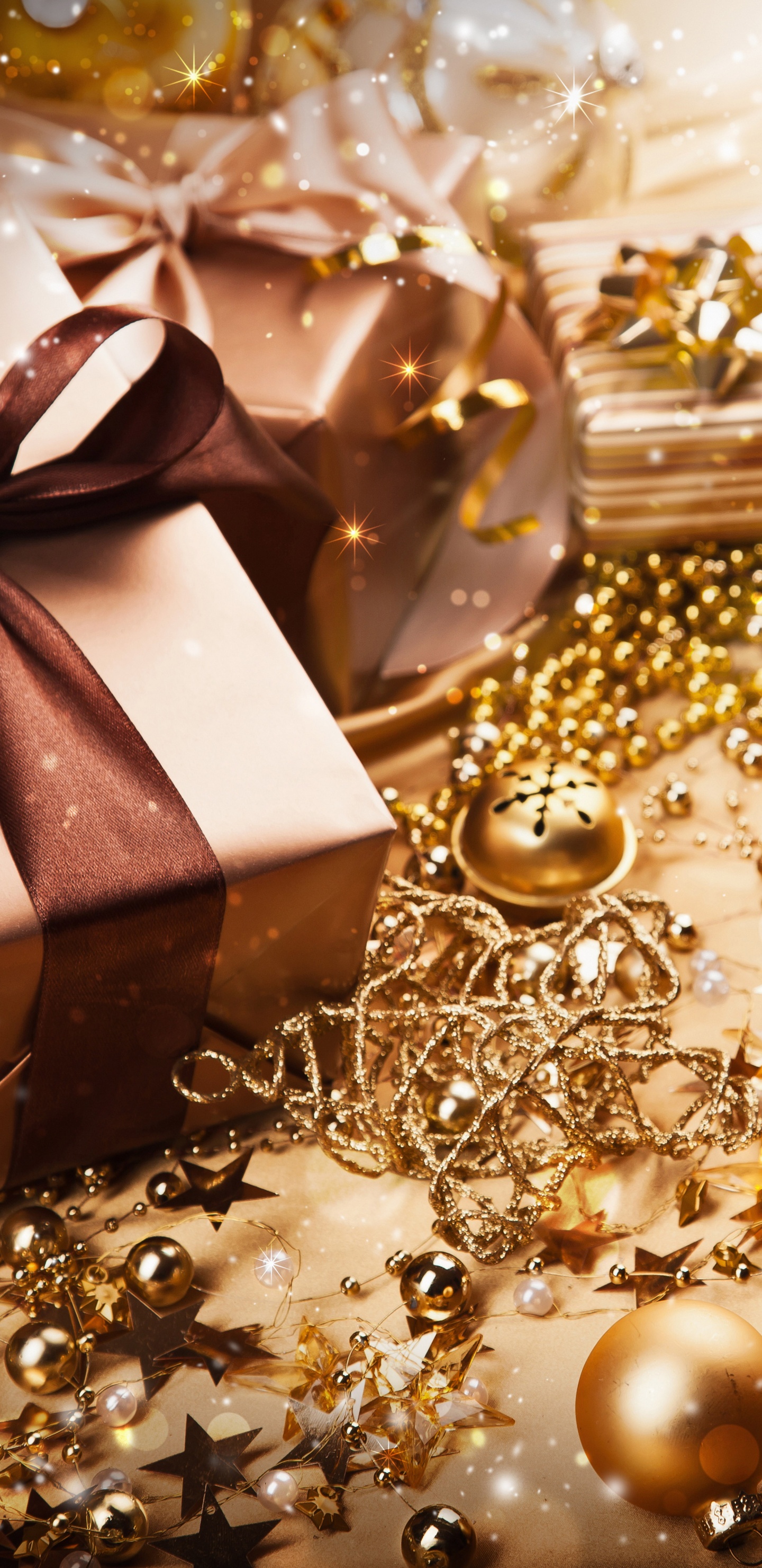 Обои модный аксессуар, золото, свадебные сувениры, ожерелье, одежда в разрешении 1440x2960