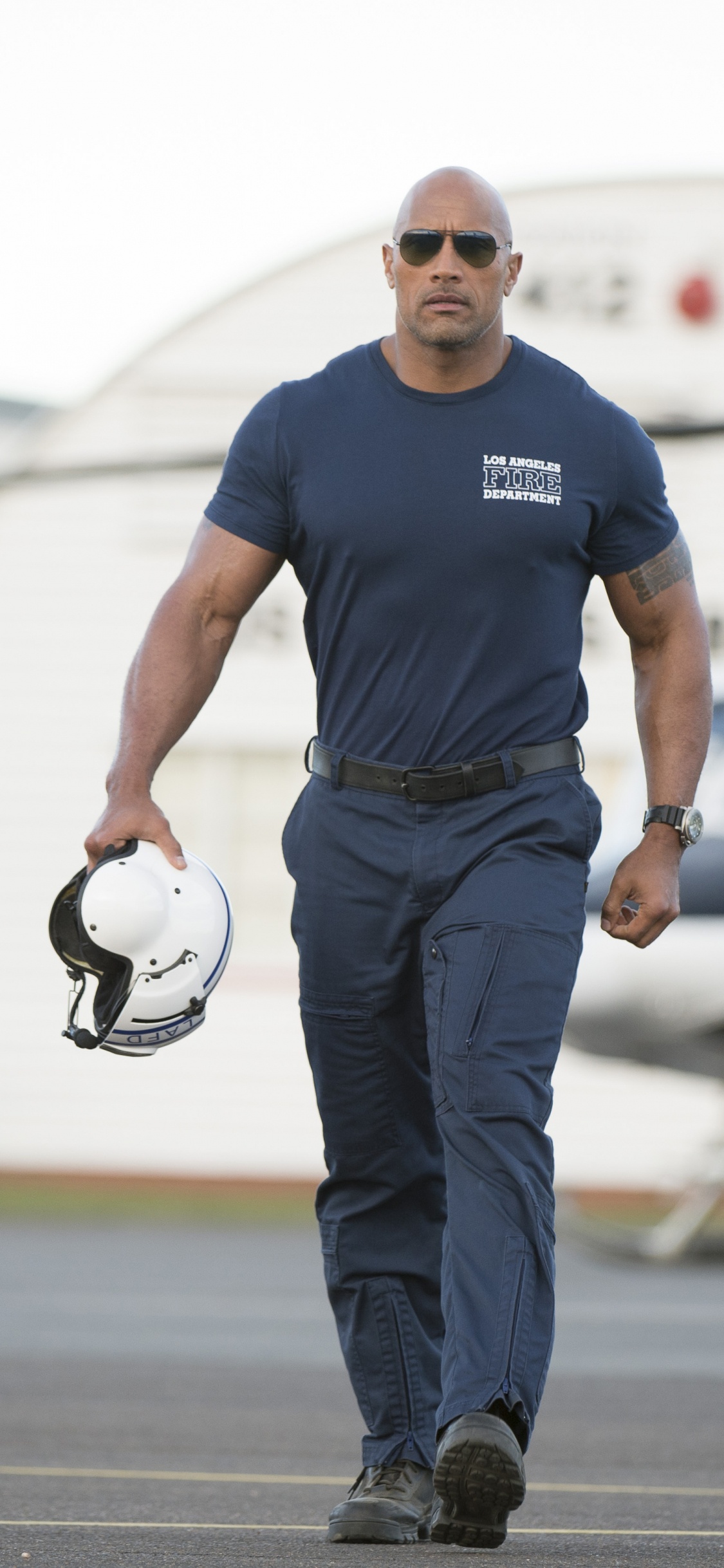 Обои Дуэйн Джонсон, Сан-Андреас, бедствие, самолет, самолеты в разрешении 1125x2436