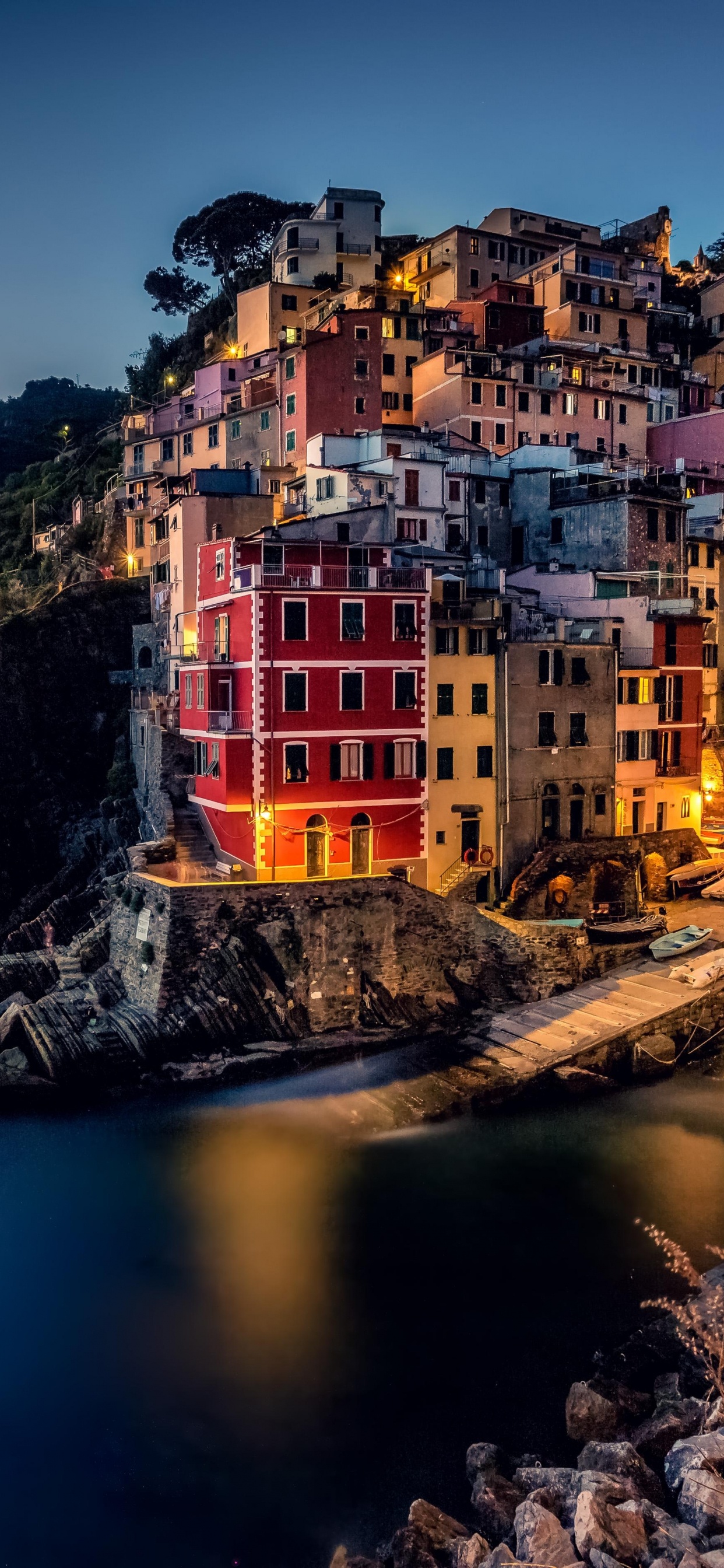 Обои вода, побережье, море, отражение, городок в разрешении 1242x2688