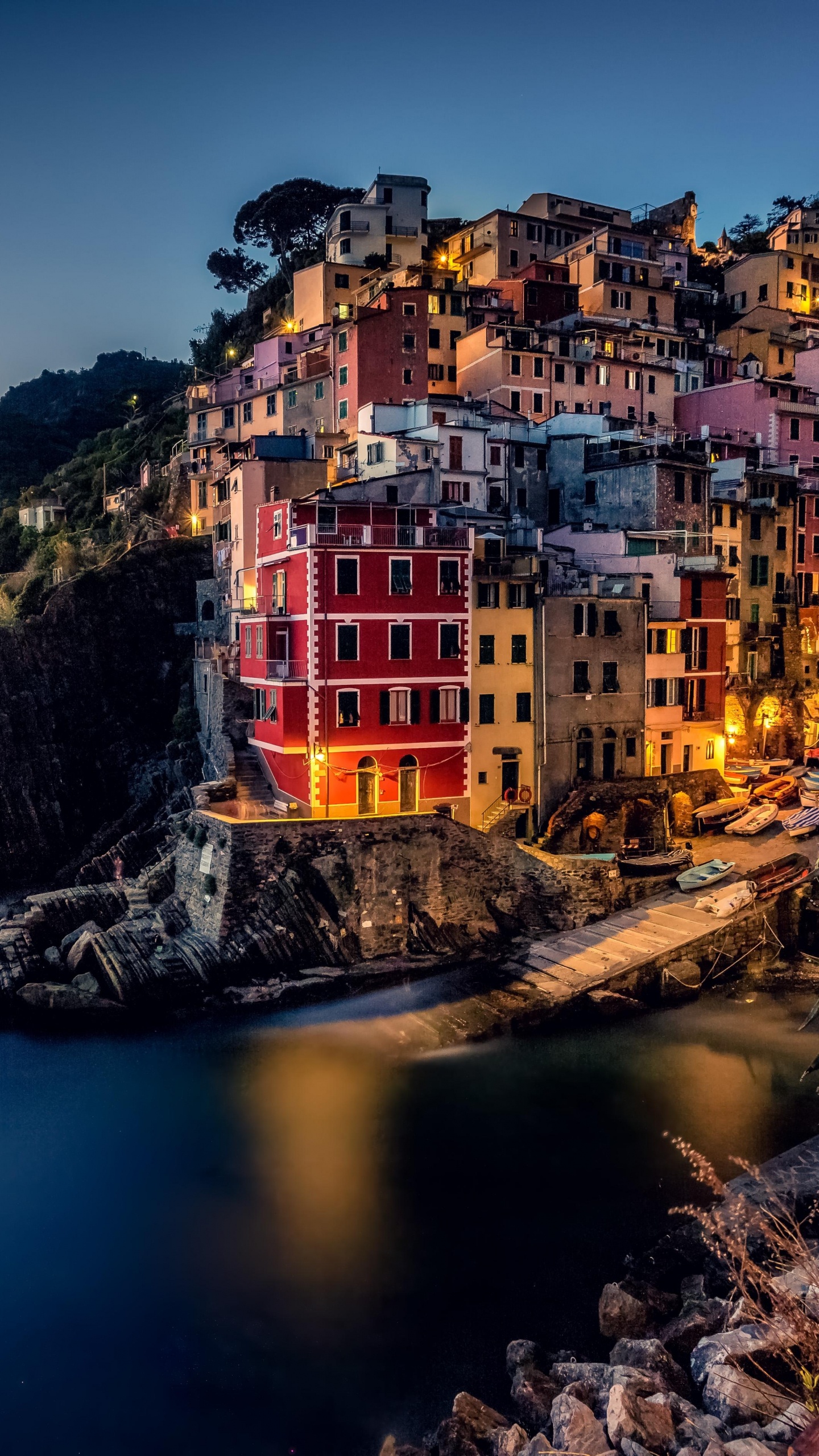 Обои вода, побережье, море, отражение, городок в разрешении 1440x2560