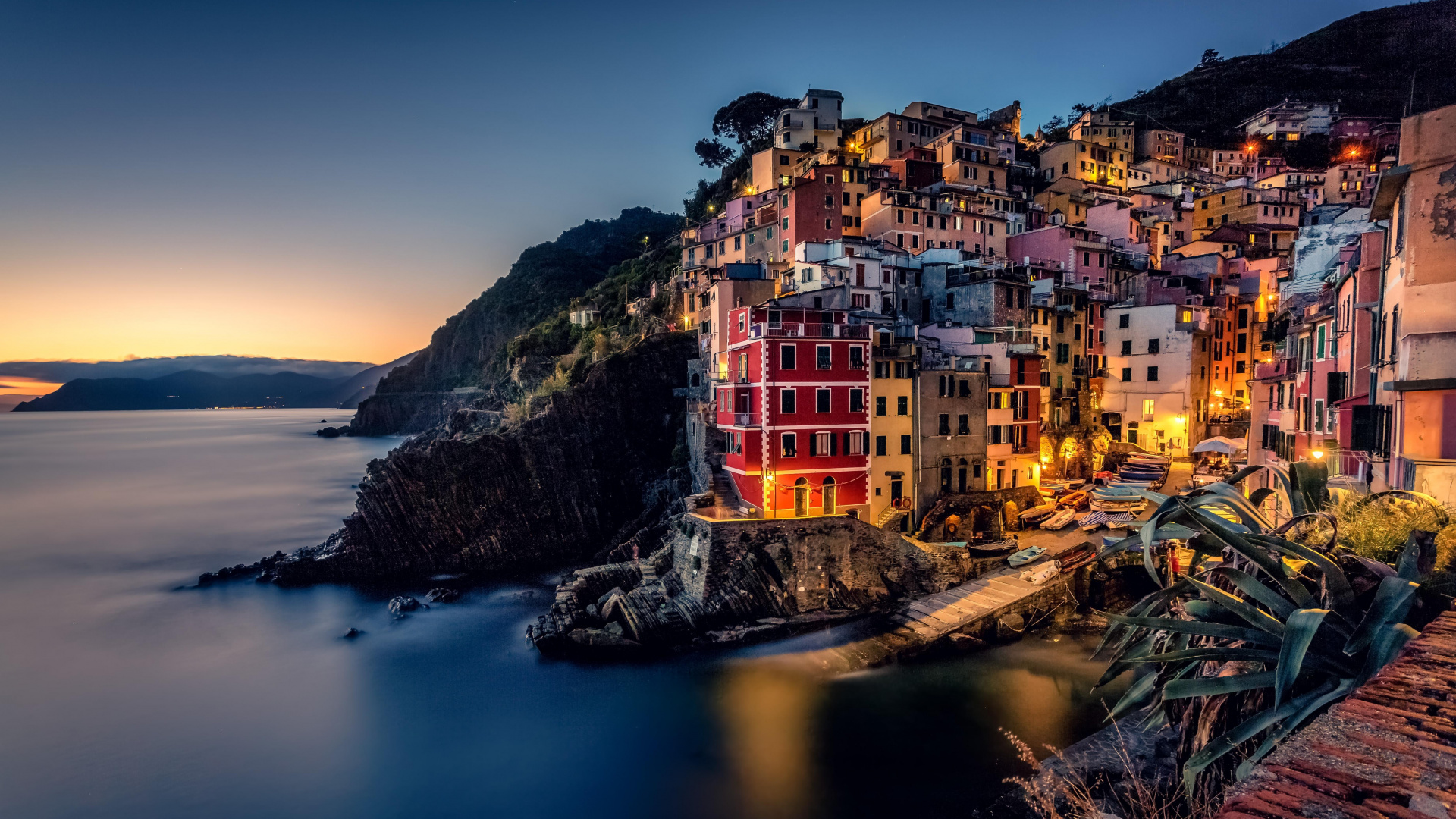 Обои вода, побережье, море, отражение, городок в разрешении 1920x1080