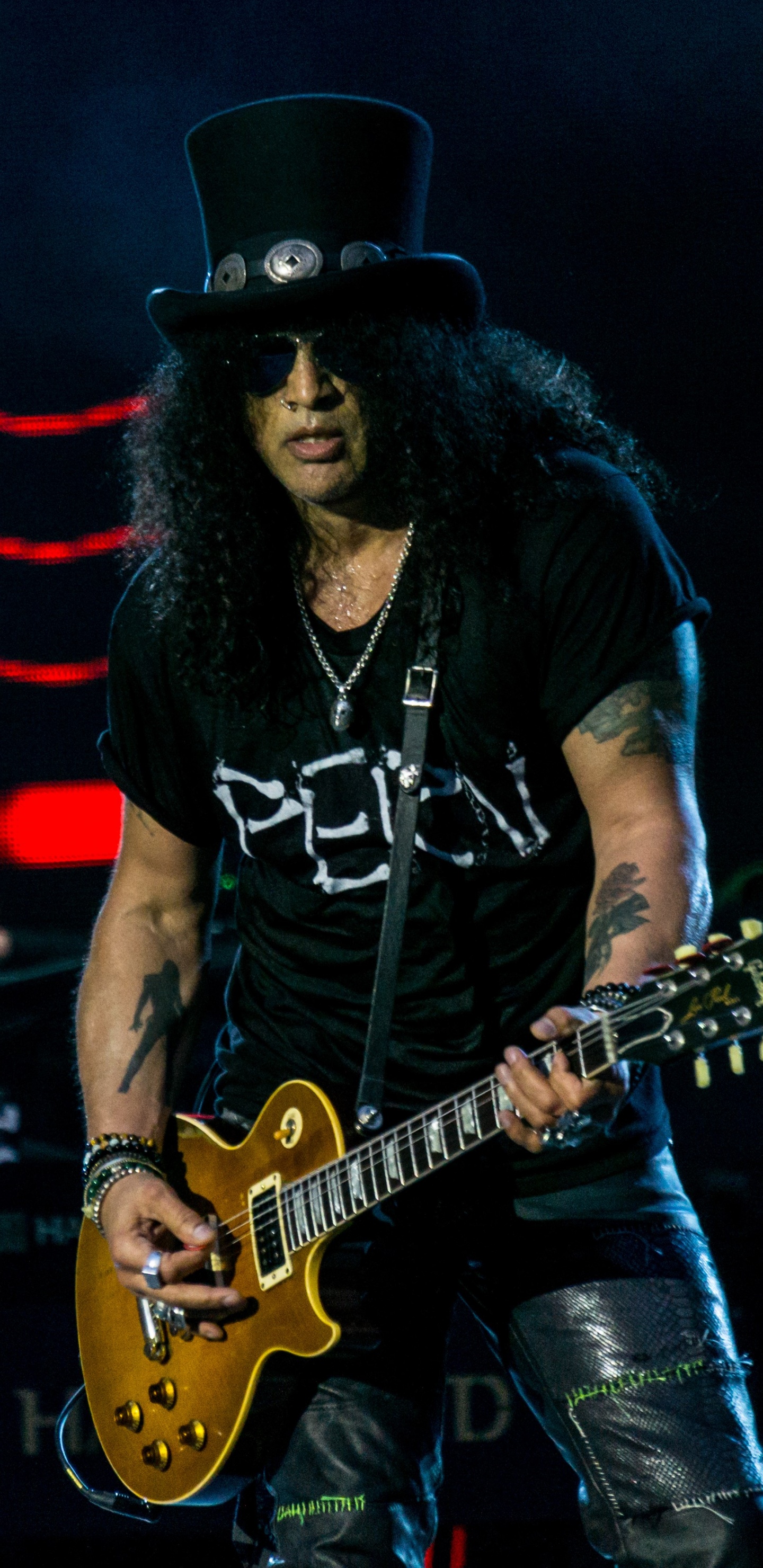 Обои Guns N Roses, гитара, гитарист, музыкант, музыкальный инструмент в разрешении 1440x2960