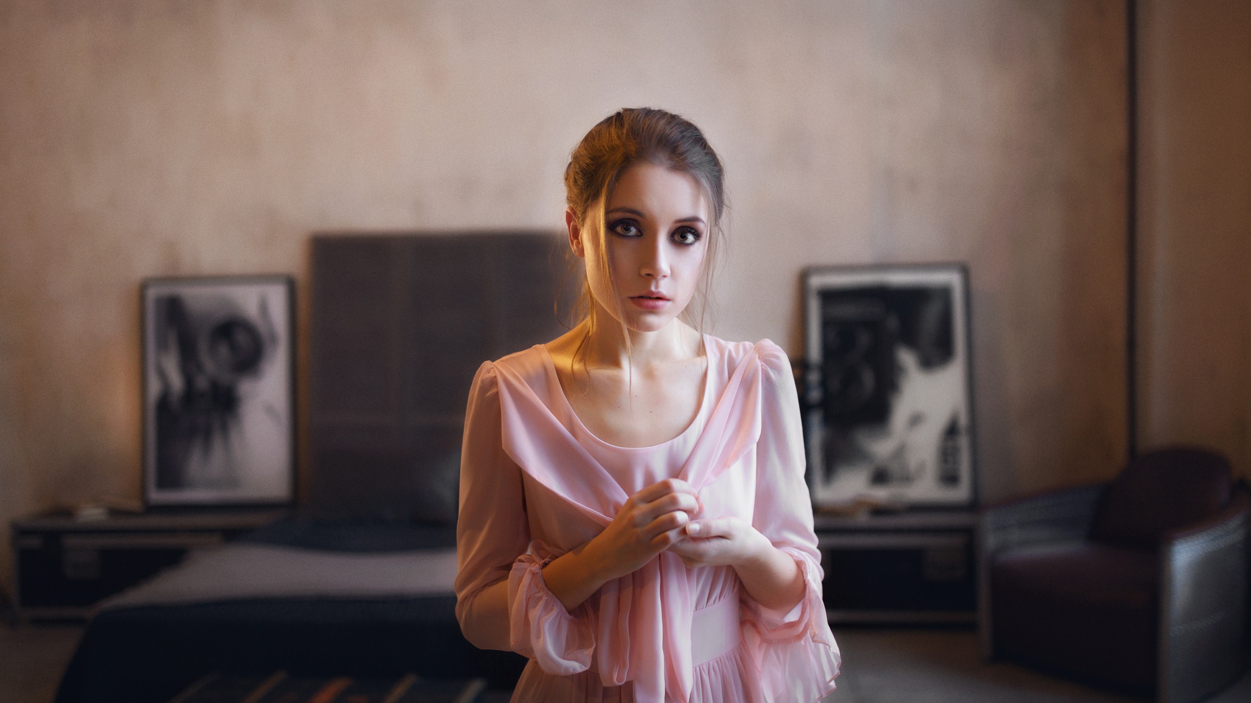 Обои портрет, лицо, розовый, голова, красота в разрешении 2560x1440