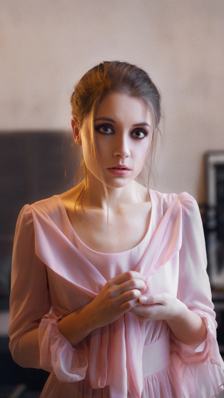 Обои портрет, лицо, розовый, голова, красота в разрешении 720x1280