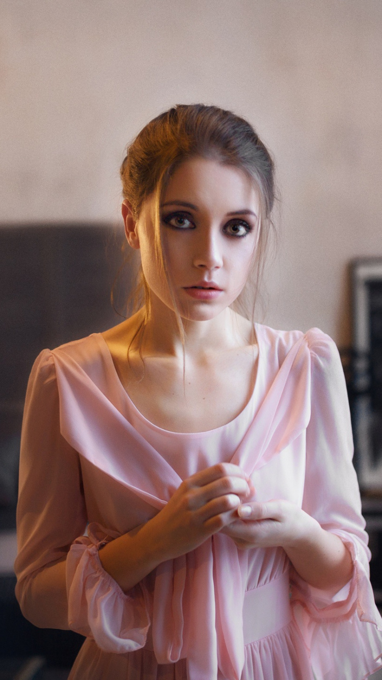 Обои портрет, лицо, розовый, голова, красота в разрешении 750x1334