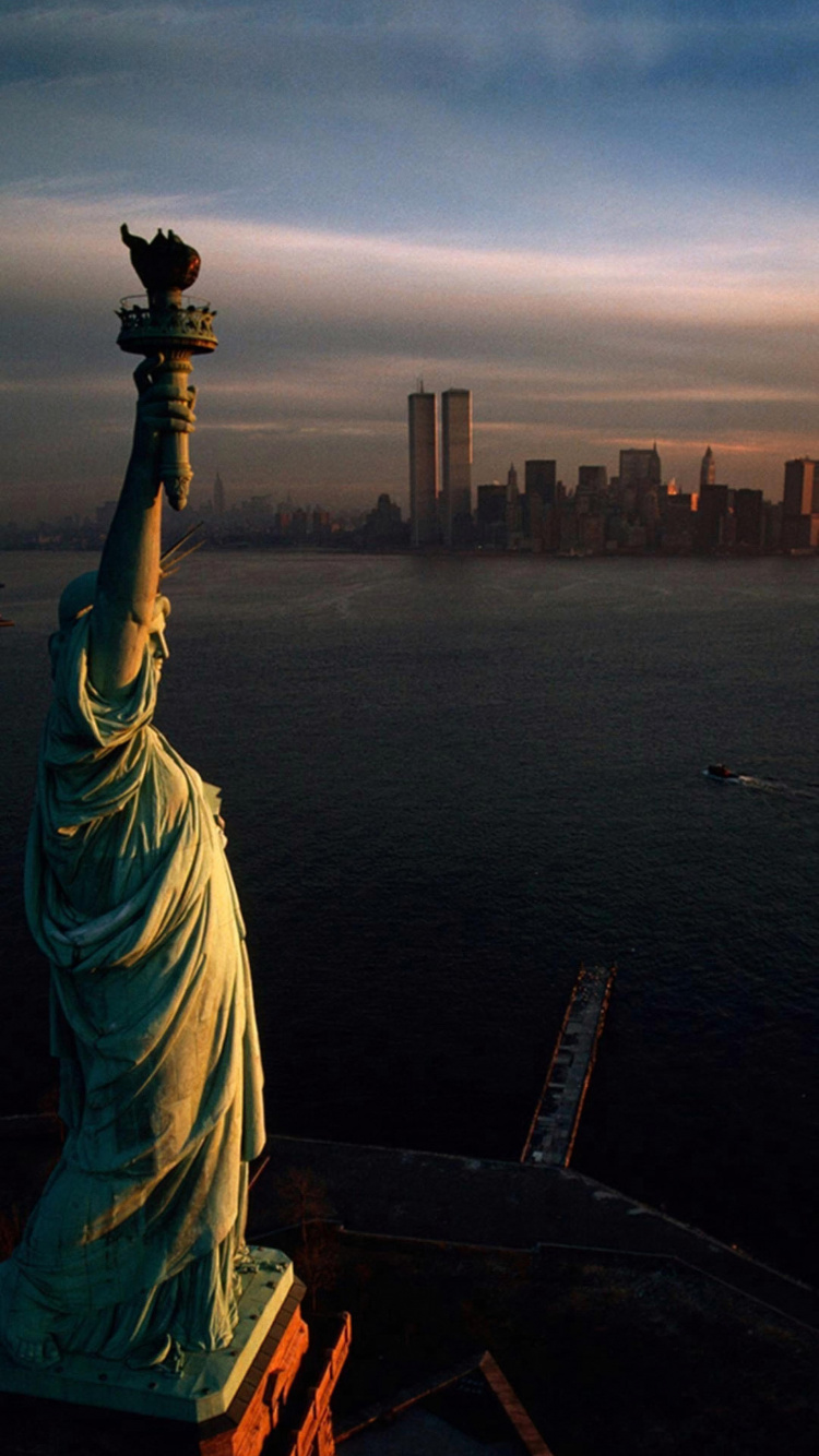 Обои статуя свободы, США, Статуя Свободы национальный памятник, облако, вода в разрешении 750x1334