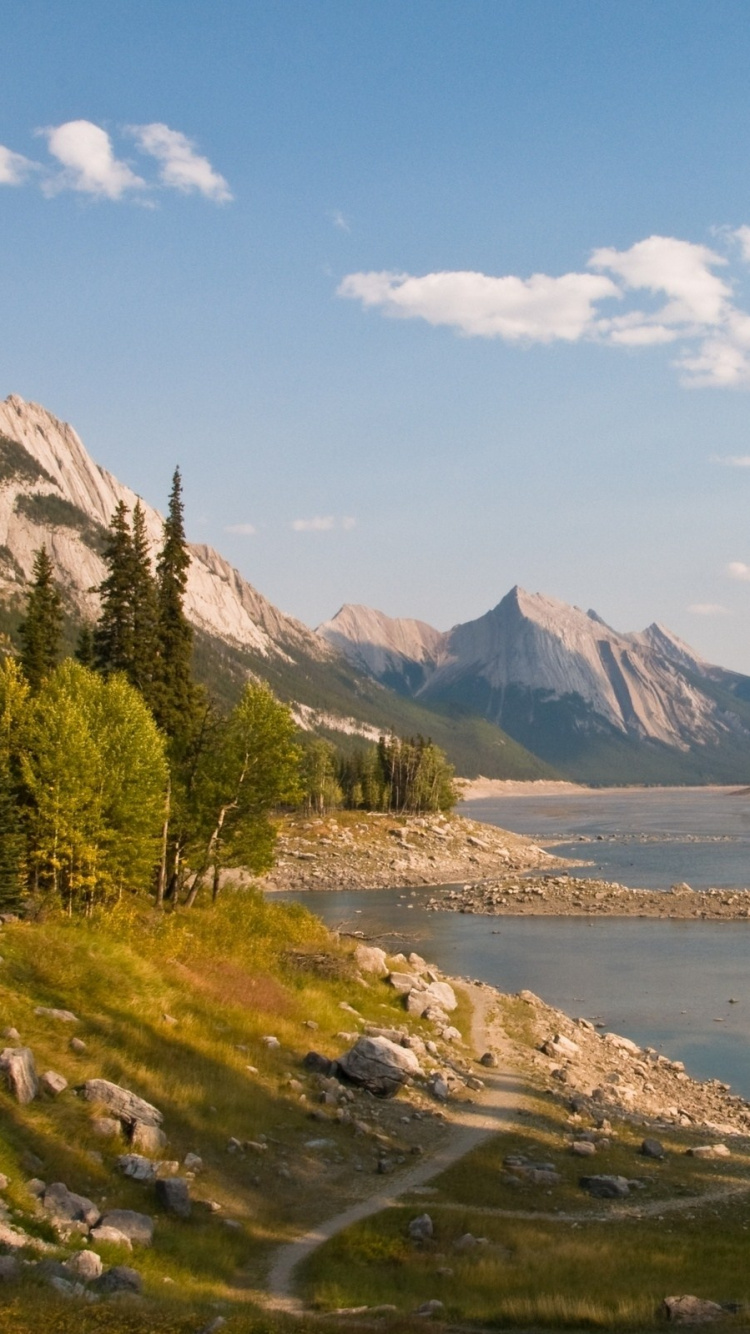 Обои гора, озеро, горный рельеф, нагорье, дикая местность в разрешении 750x1334