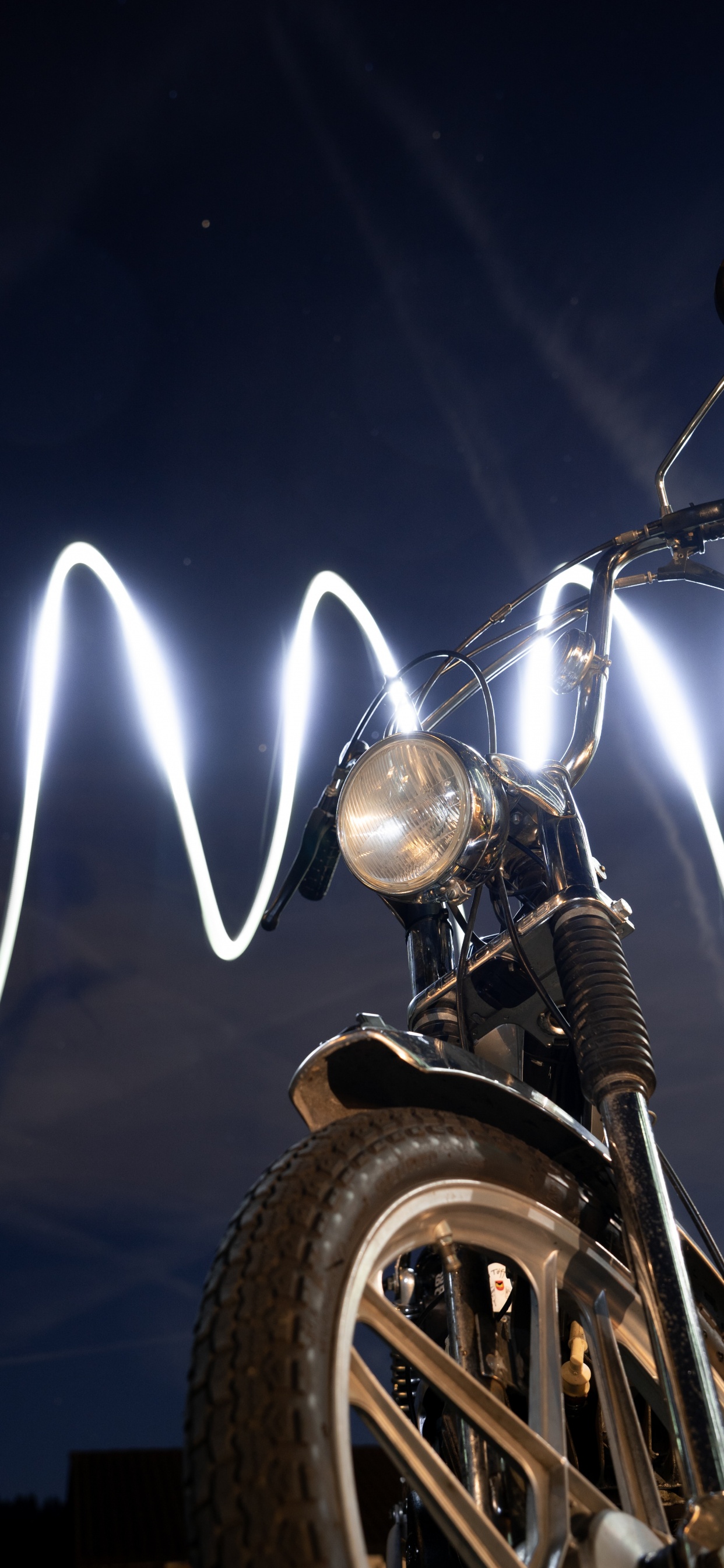 Обои мотоцикл, фара, автомобильное освещение, свет, автомобильные запчасти в разрешении 1242x2688