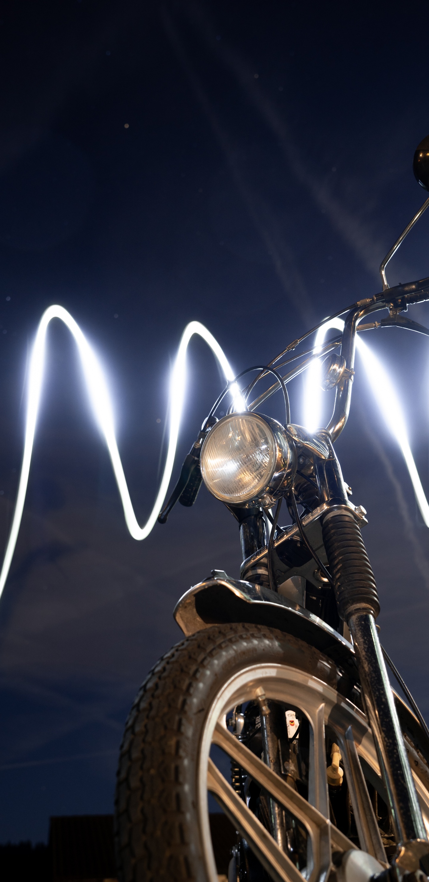 Обои мотоцикл, фара, автомобильное освещение, свет, автомобильные запчасти в разрешении 1440x2960