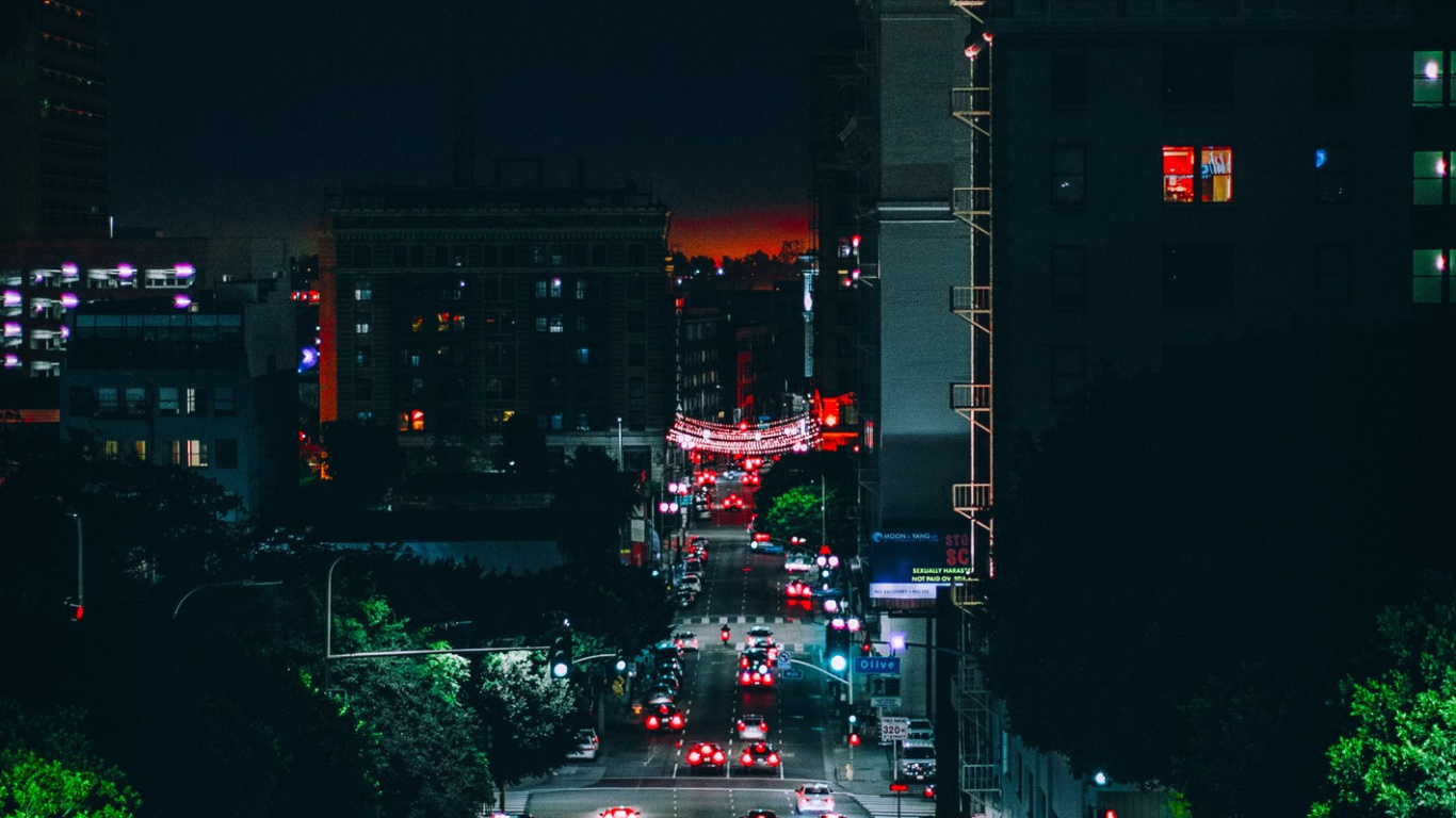 Обои легковые автомобили, осветительная арматура, темнота, уличный фонарь, трафик в разрешении 1366x768