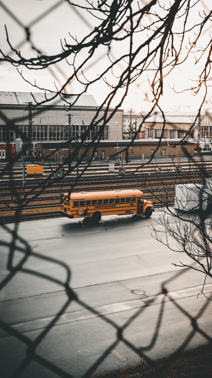 Обои автобус, зима, снег, дерево, авто в разрешении 720x1280