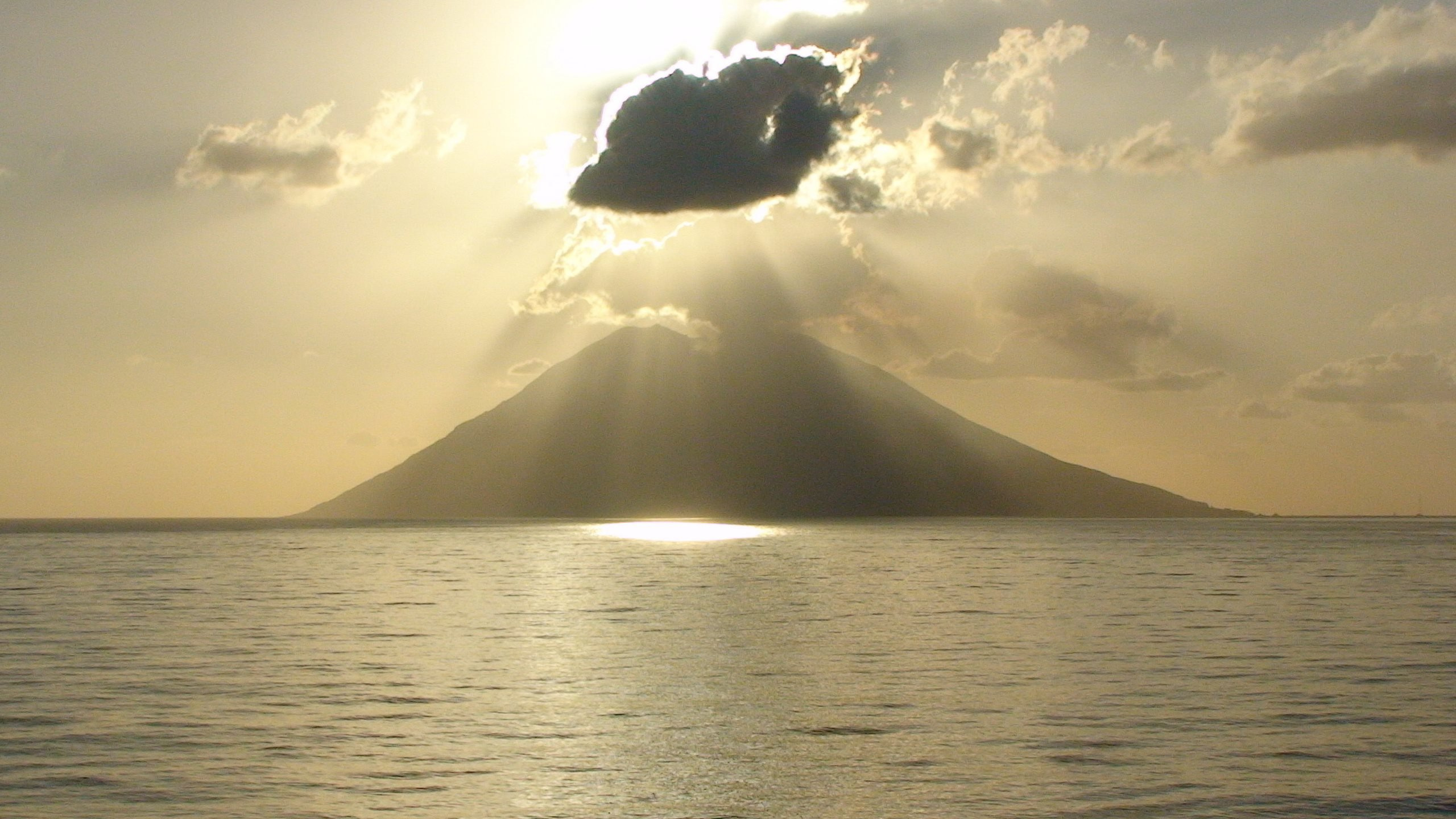 Обои море, облако, горизонт, солнечный свет, спокойный в разрешении 2560x1440