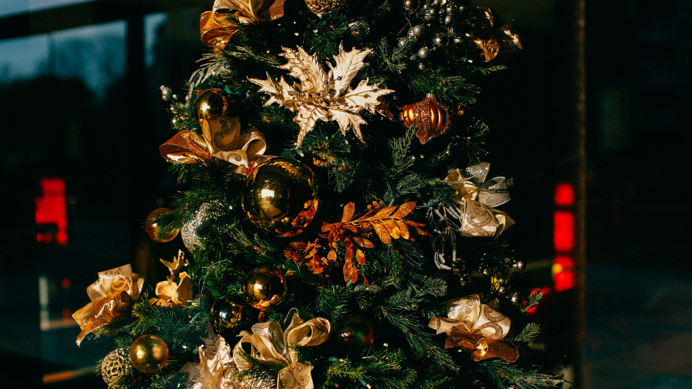 Обои Рождественский день, елка, Рождественские украшения, Рождественские огни, Рождество и курортный сезон в разрешении 1366x768