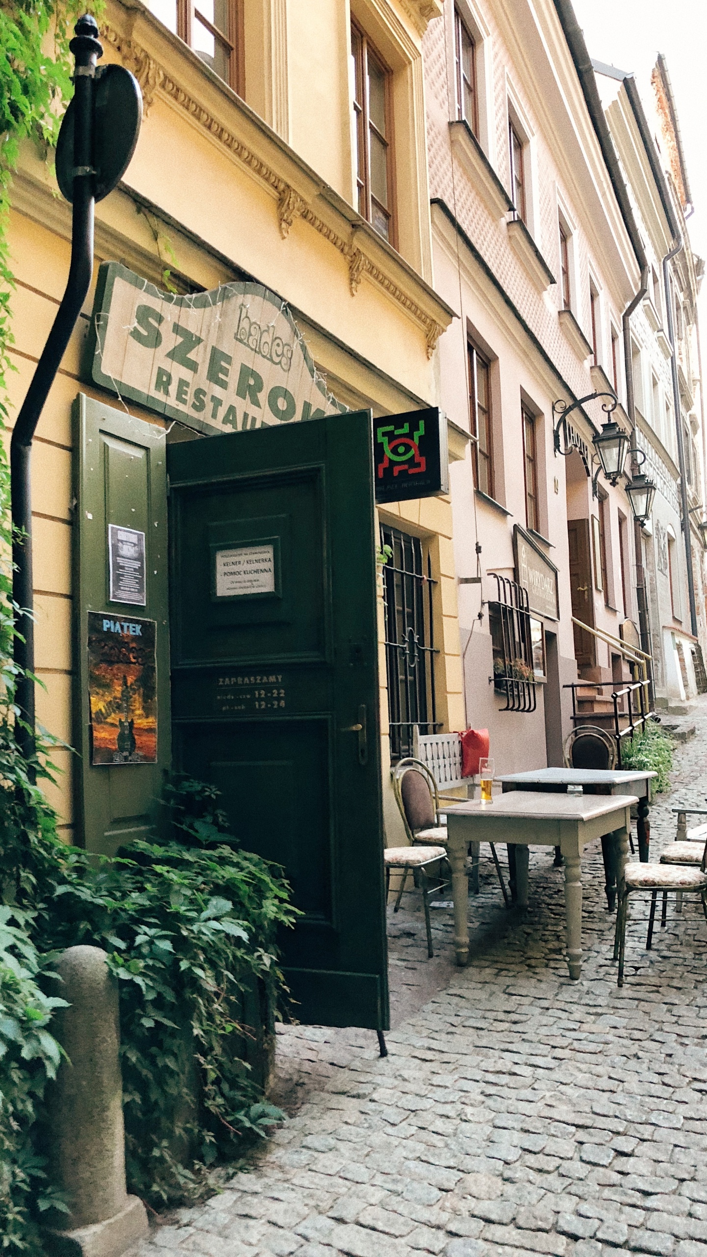 Обои аллея, окно, соседство, городок, улица в разрешении 1440x2560