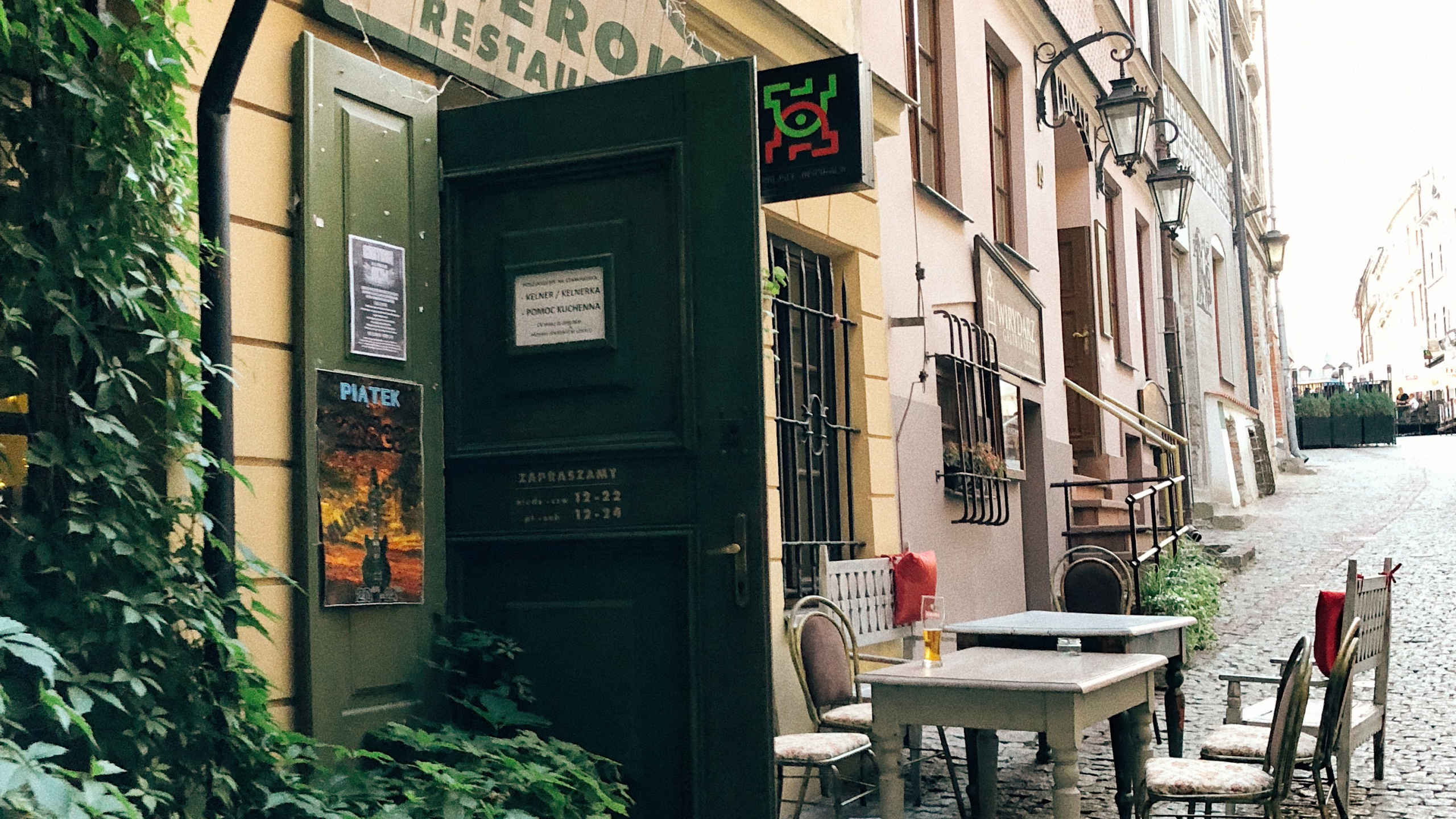 Обои аллея, окно, соседство, городок, улица в разрешении 2560x1440