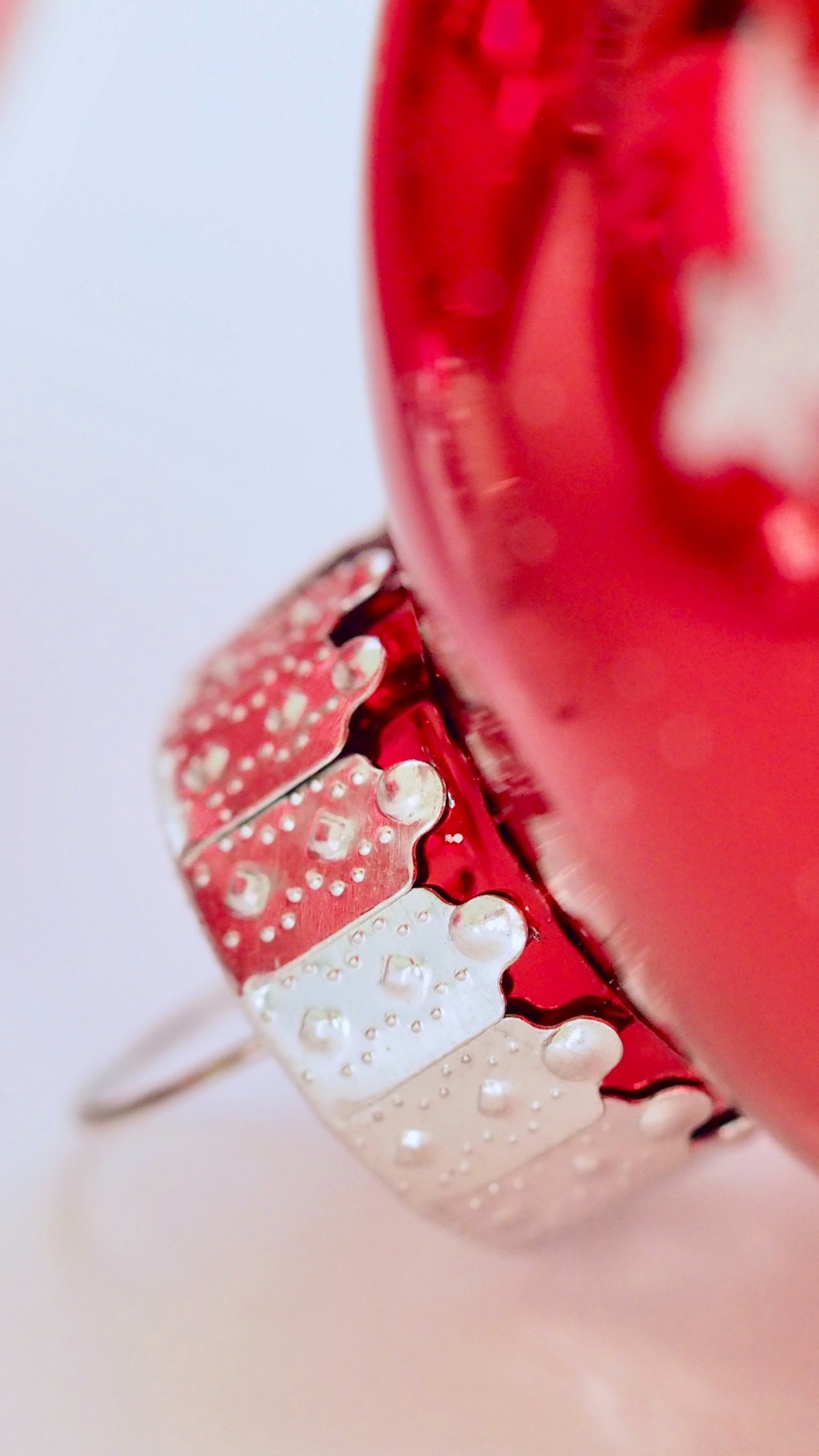 Обои Рождественский день, Рождественские украшения, праздник, елка, украшение из бисера снежинка в разрешении 1080x1920