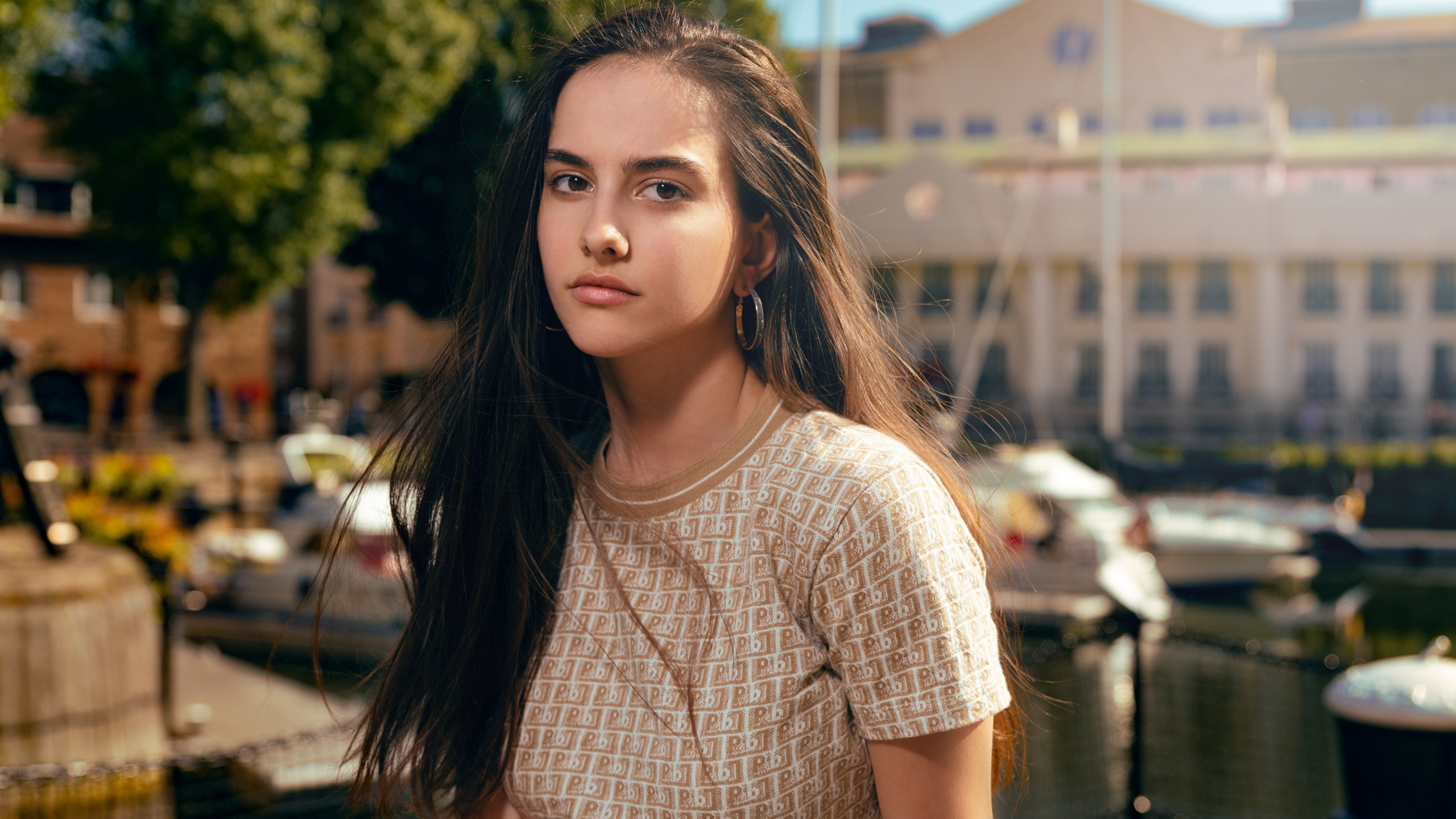 Обои красота, каштановые волосы, длинные волосы, волосы на голове, губа в разрешении 2560x1440