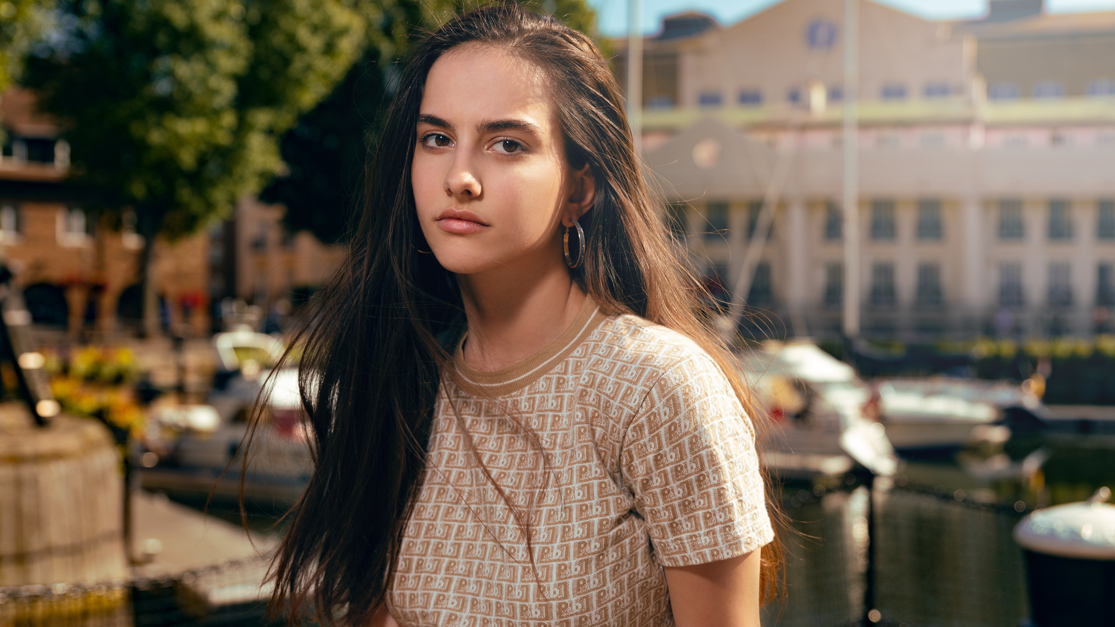 Обои красота, каштановые волосы, длинные волосы, волосы на голове, губа в разрешении 3840x2160