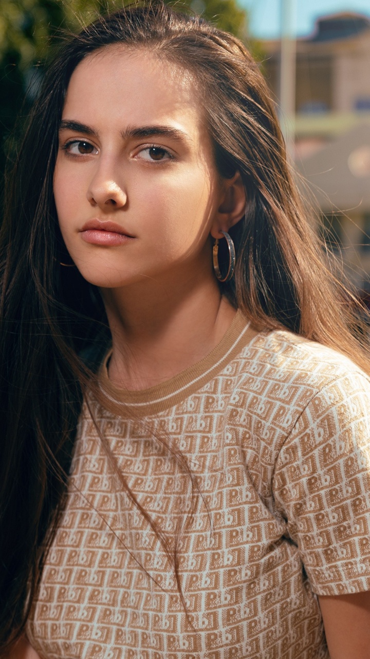 Обои красота, каштановые волосы, длинные волосы, волосы на голове, губа в разрешении 720x1280