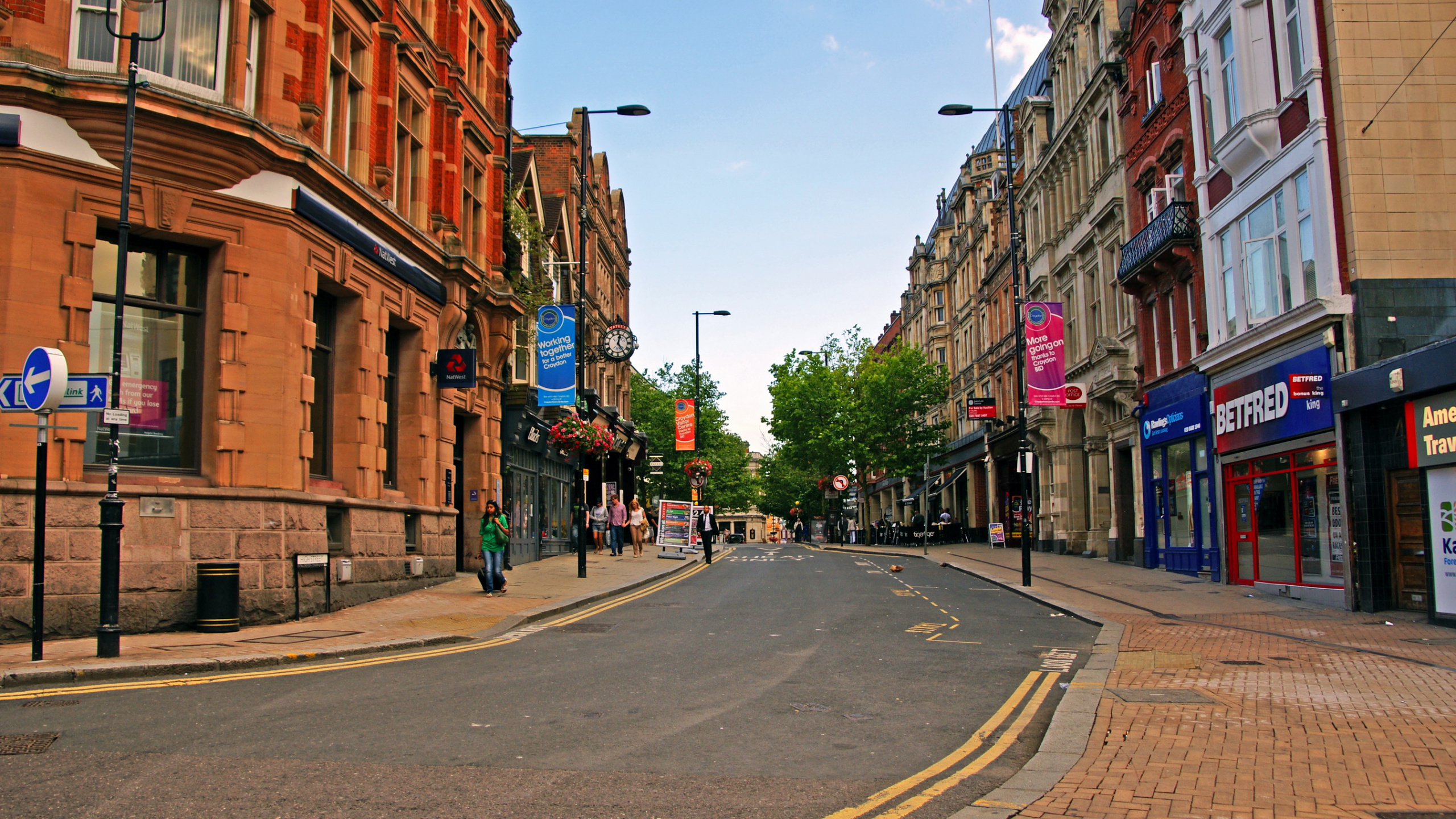 Обои переулок, улица, городок, соседство, дорога в разрешении 2560x1440