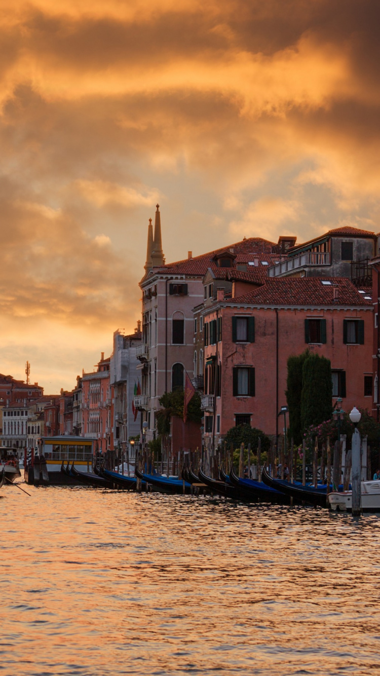 Обои Гранд-канал, водный путь, канал, вода, городок в разрешении 750x1334