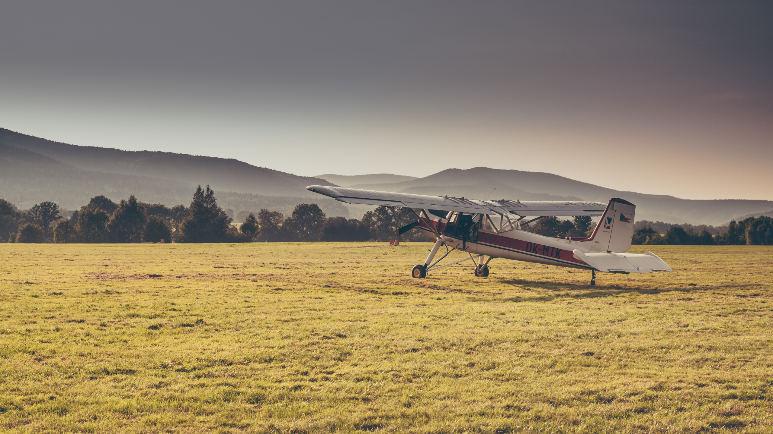 Обои самолеты, авиация, авиация общего назначения, полет, горы в разрешении 2560x1440